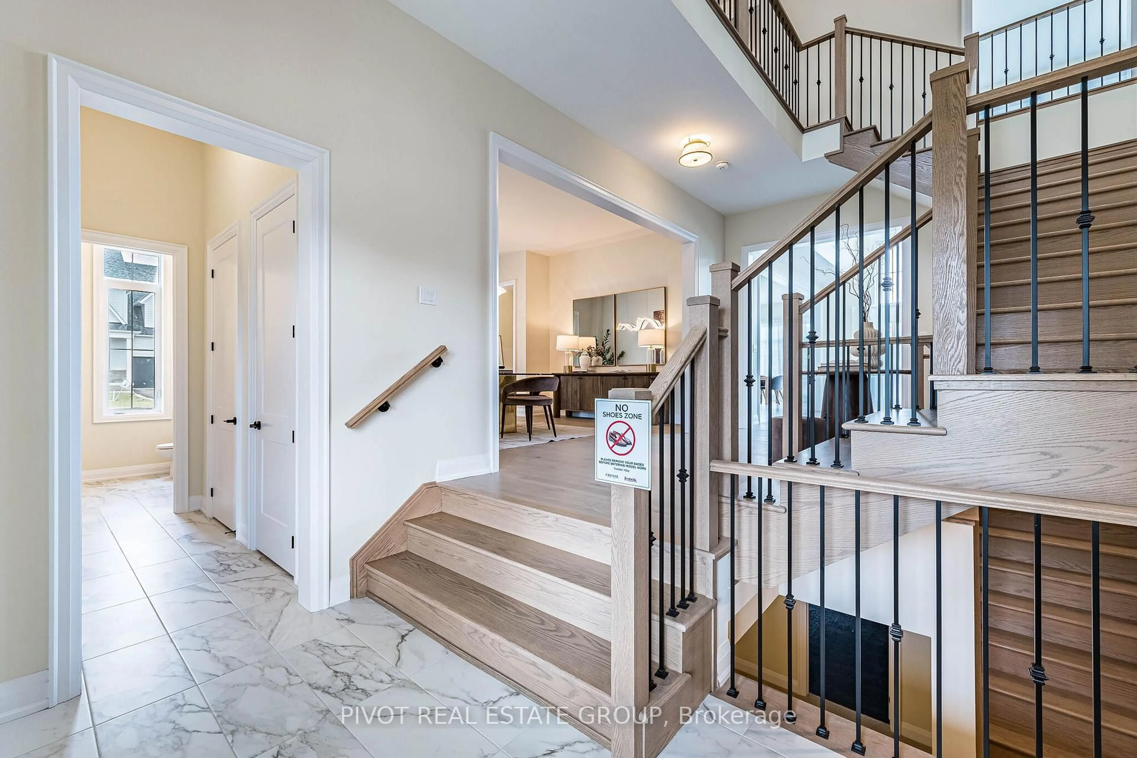 Indoor entryway for 11 Pinetree Dr, Oro-Medonte Ontario L0L 2L0