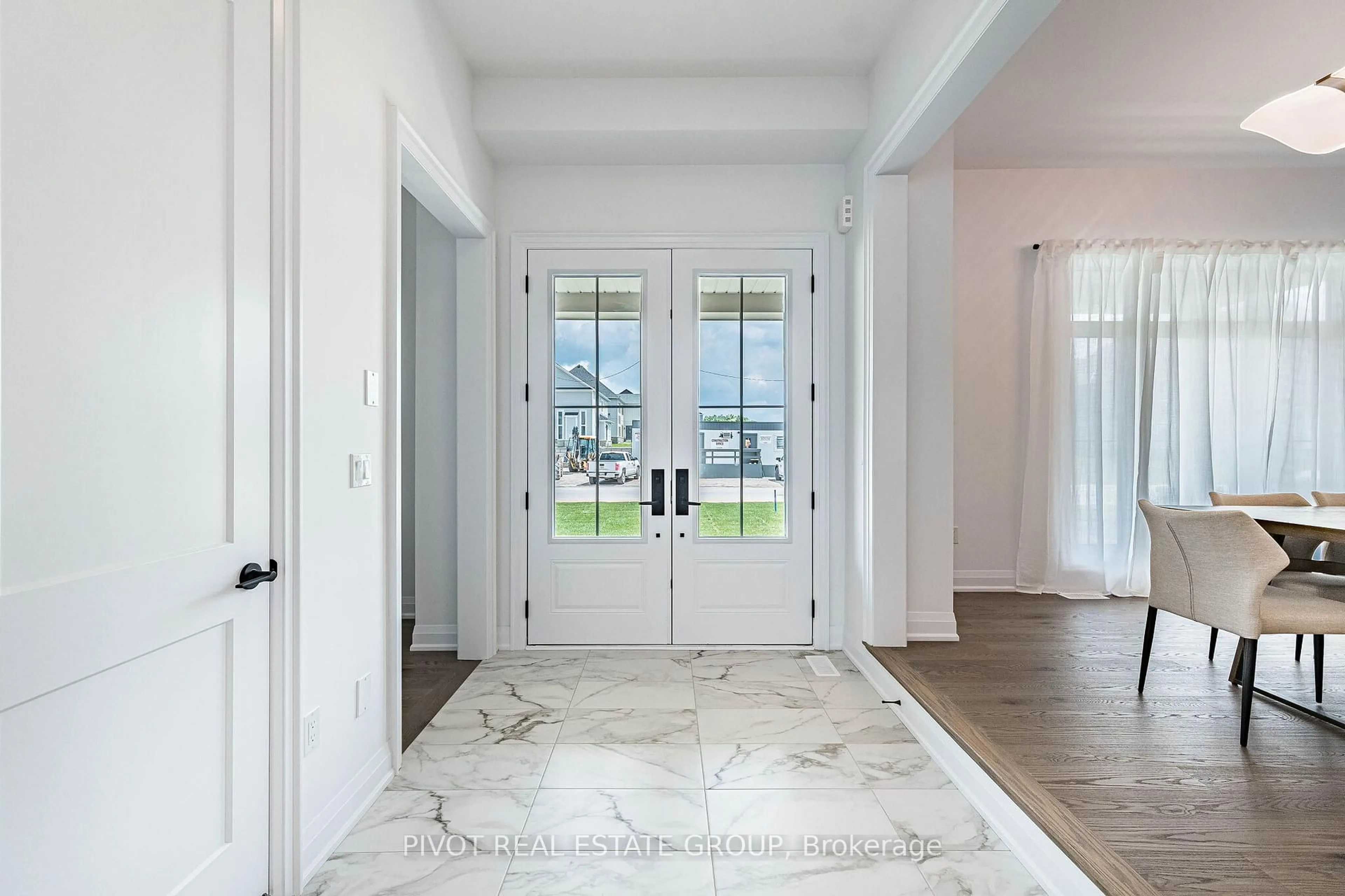 Indoor entryway for 39 Aldwinckle Ave, Oro-Medonte Ontario L0L 2L0