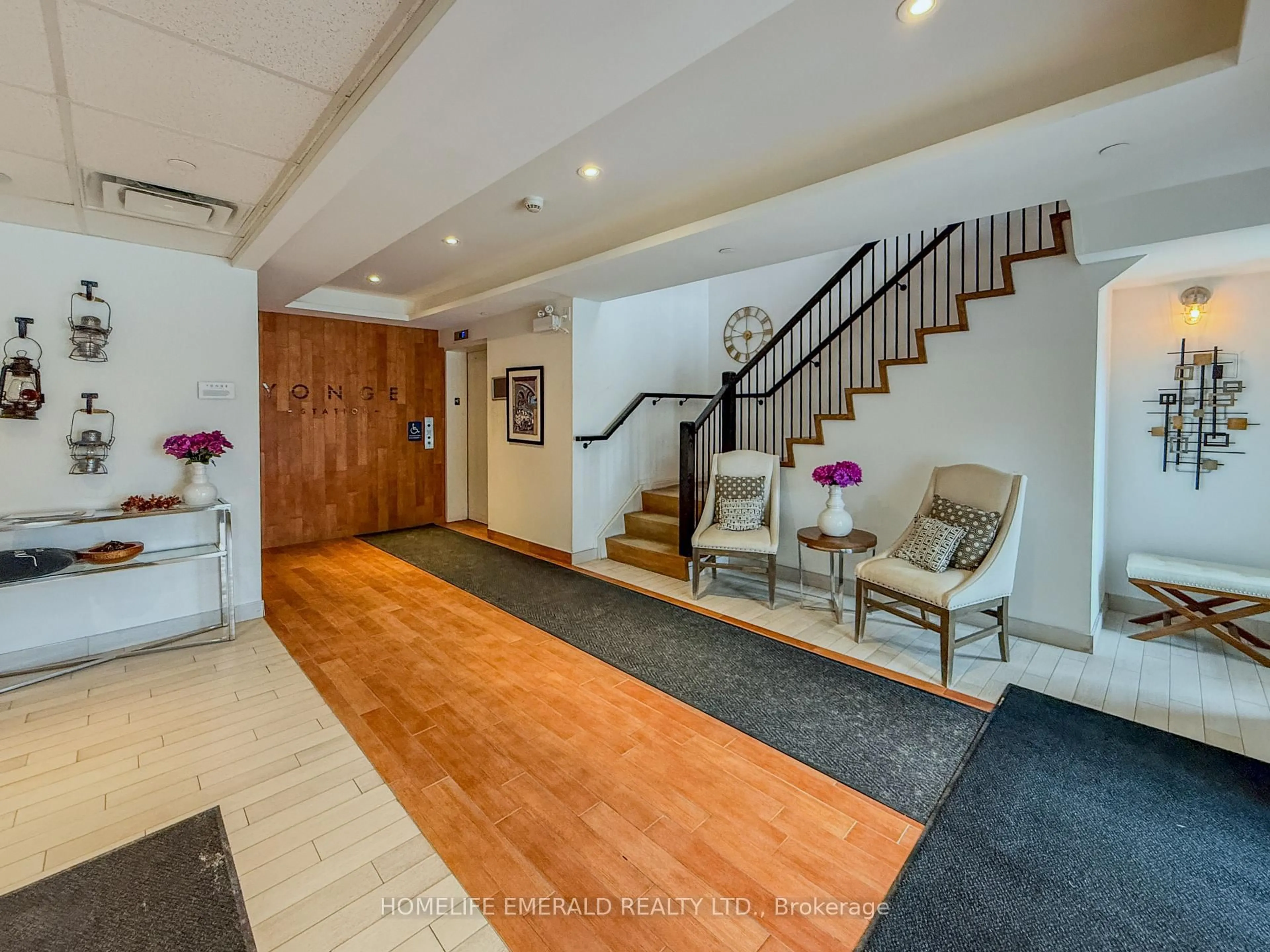 Indoor foyer for 100 Dean Ave #413, Barrie Ontario L9J 0H1