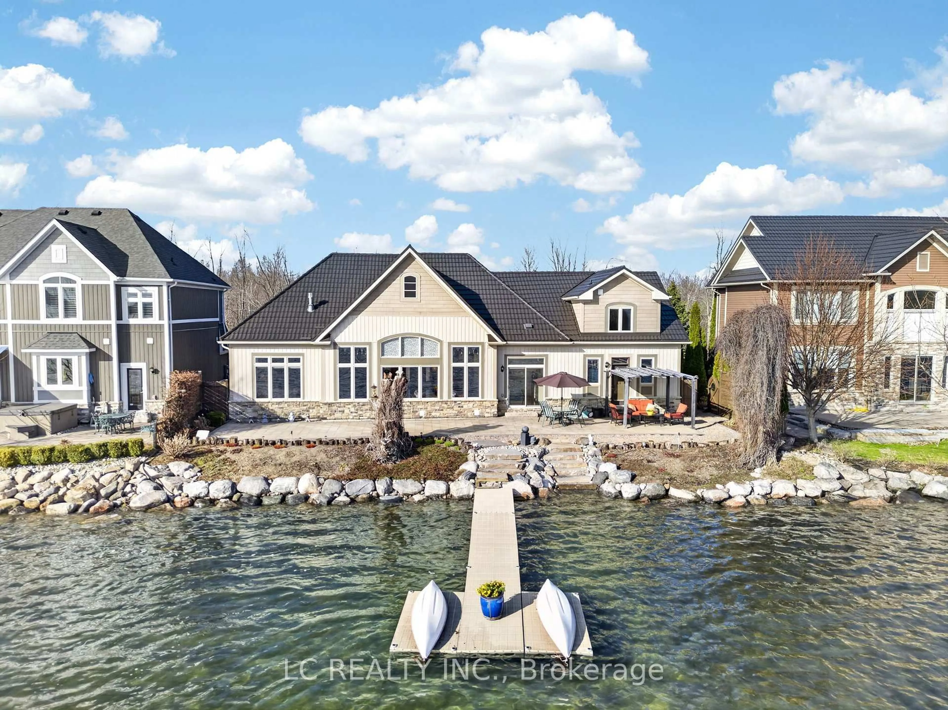 A pic from outside/outdoor area/front of a property/back of a property/a pic from drone, water/lake/river/ocean view for 143 Victoria Cres, Orillia Ontario L3V 6H1