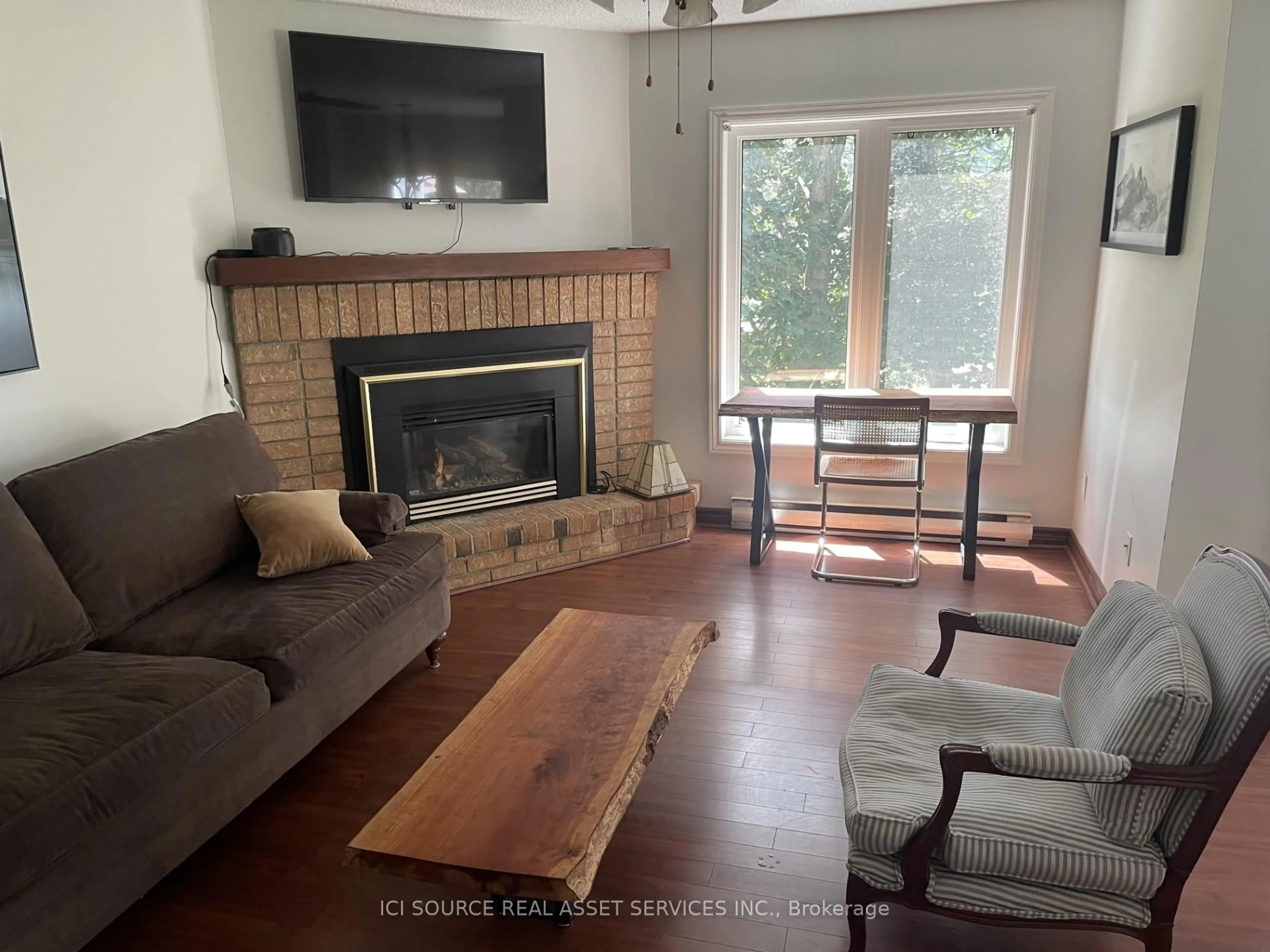 Living room with furniture, wood/laminate floor for 18 Ramblings Way #97, Collingwood Ontario L9Y 5C6