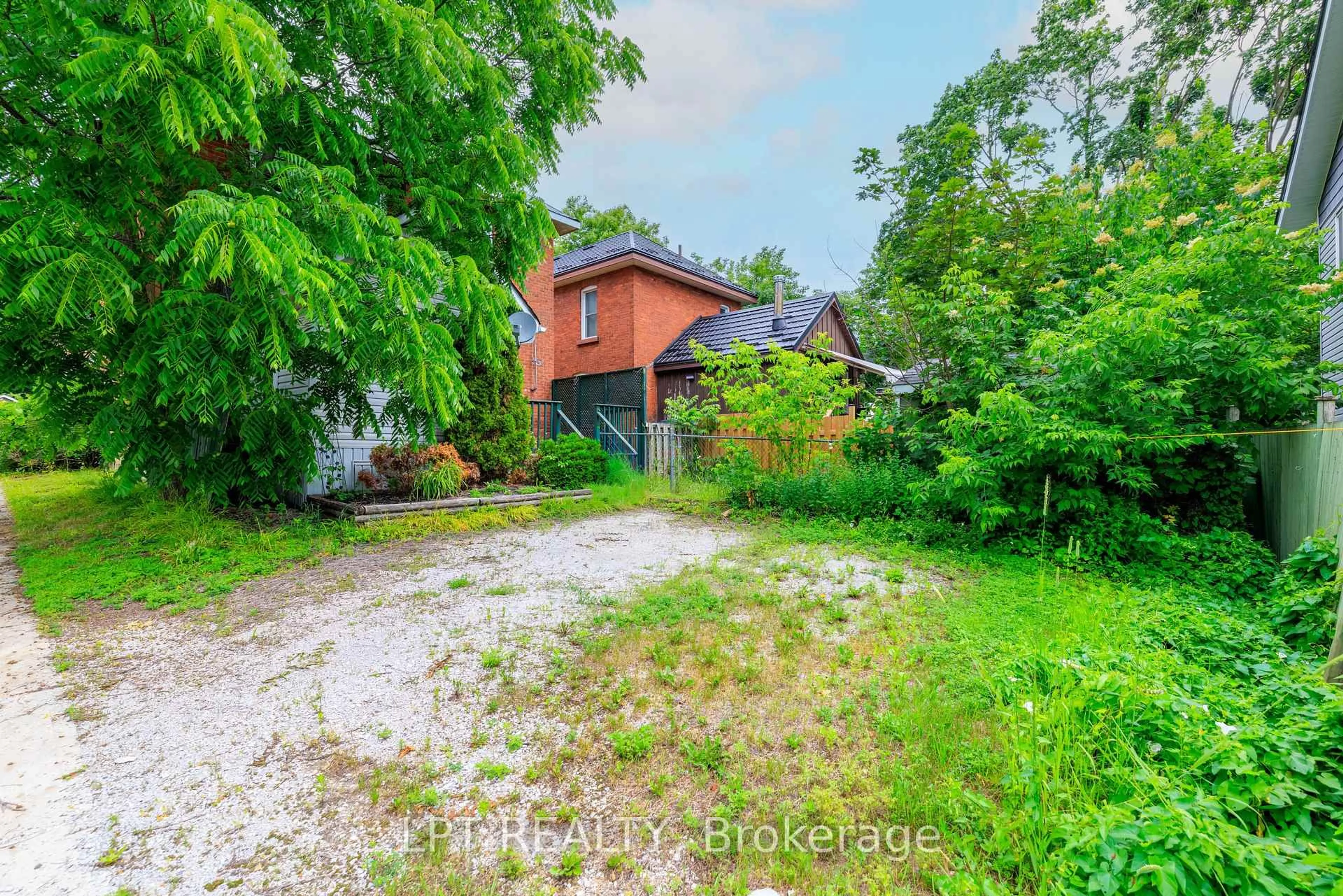 A pic from outside/outdoor area/front of a property/back of a property/a pic from drone, street for 249 Harvey St, Orillia Ontario L3V 3M5