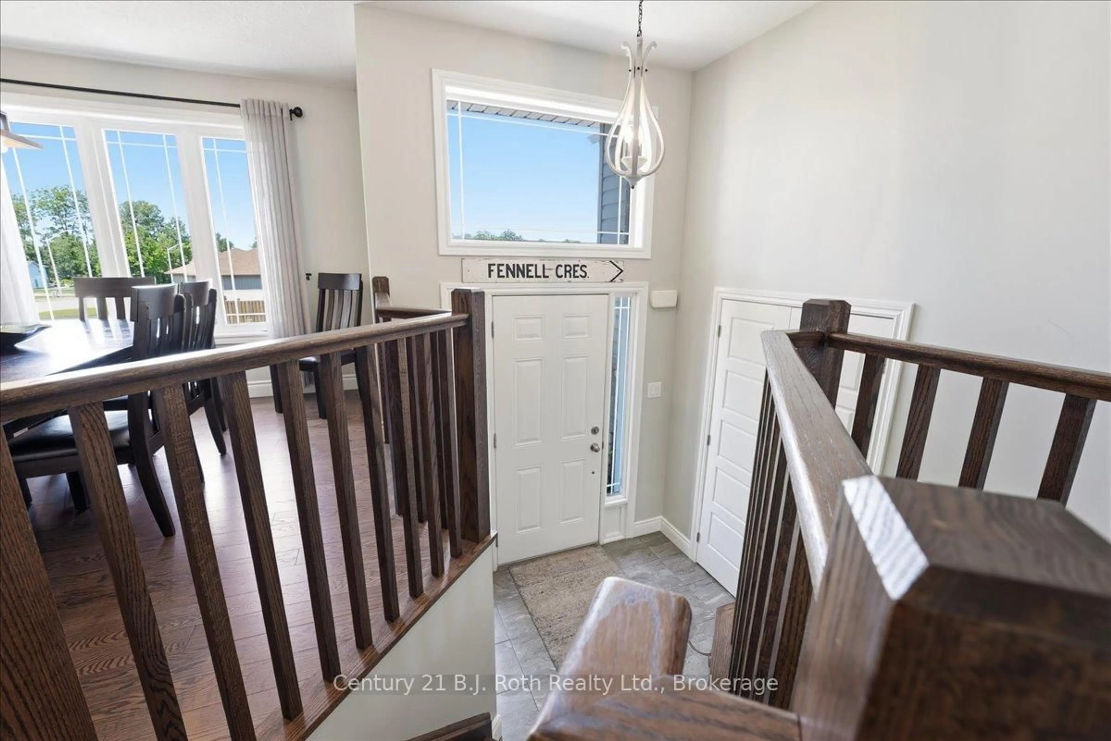 Indoor entryway for 27 Ralph Dalton Blvd, Tay Ontario L0K 2A0