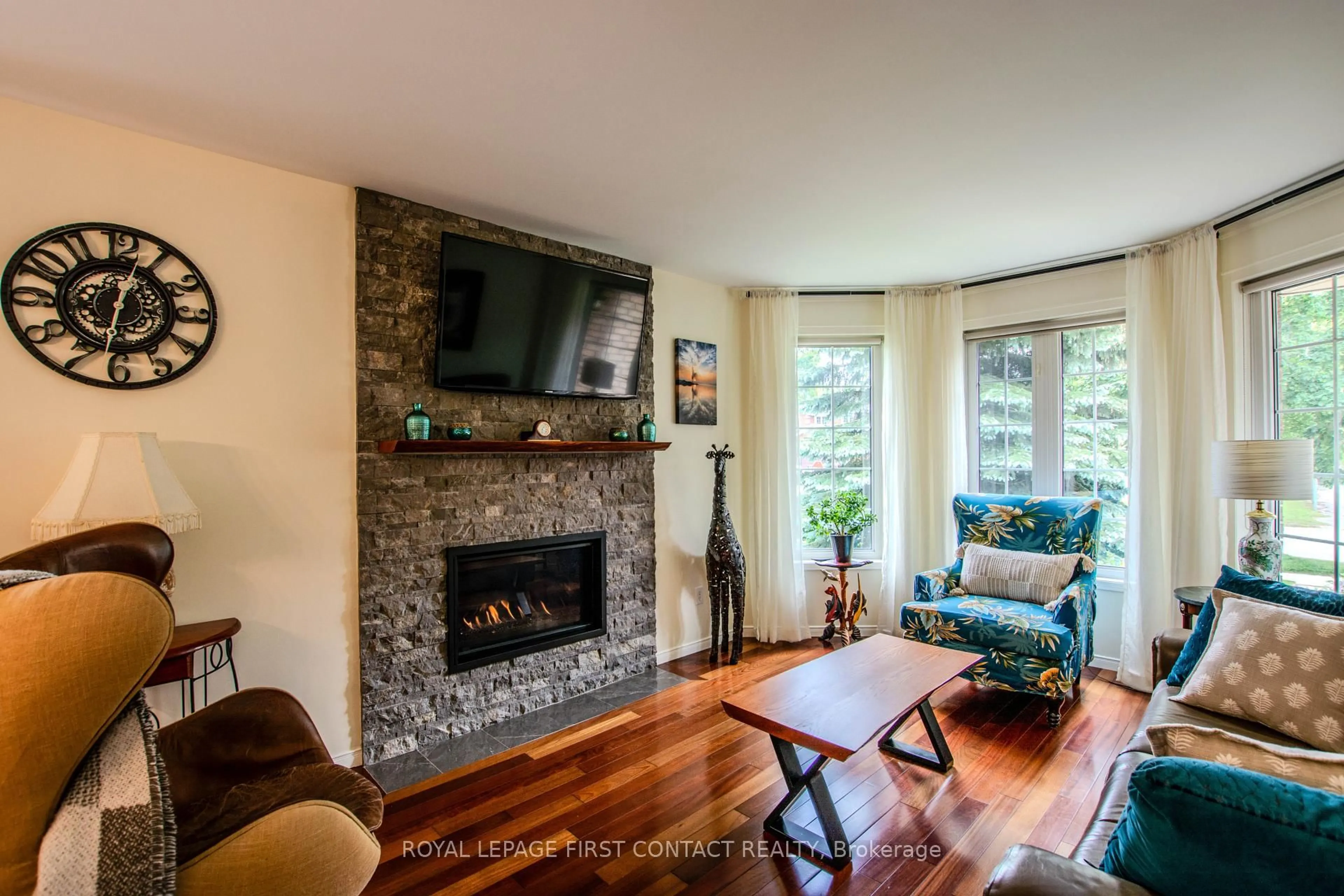 Living room with furniture, unknown for 20 Mcveigh Dr, Barrie Ontario L4N 7E2