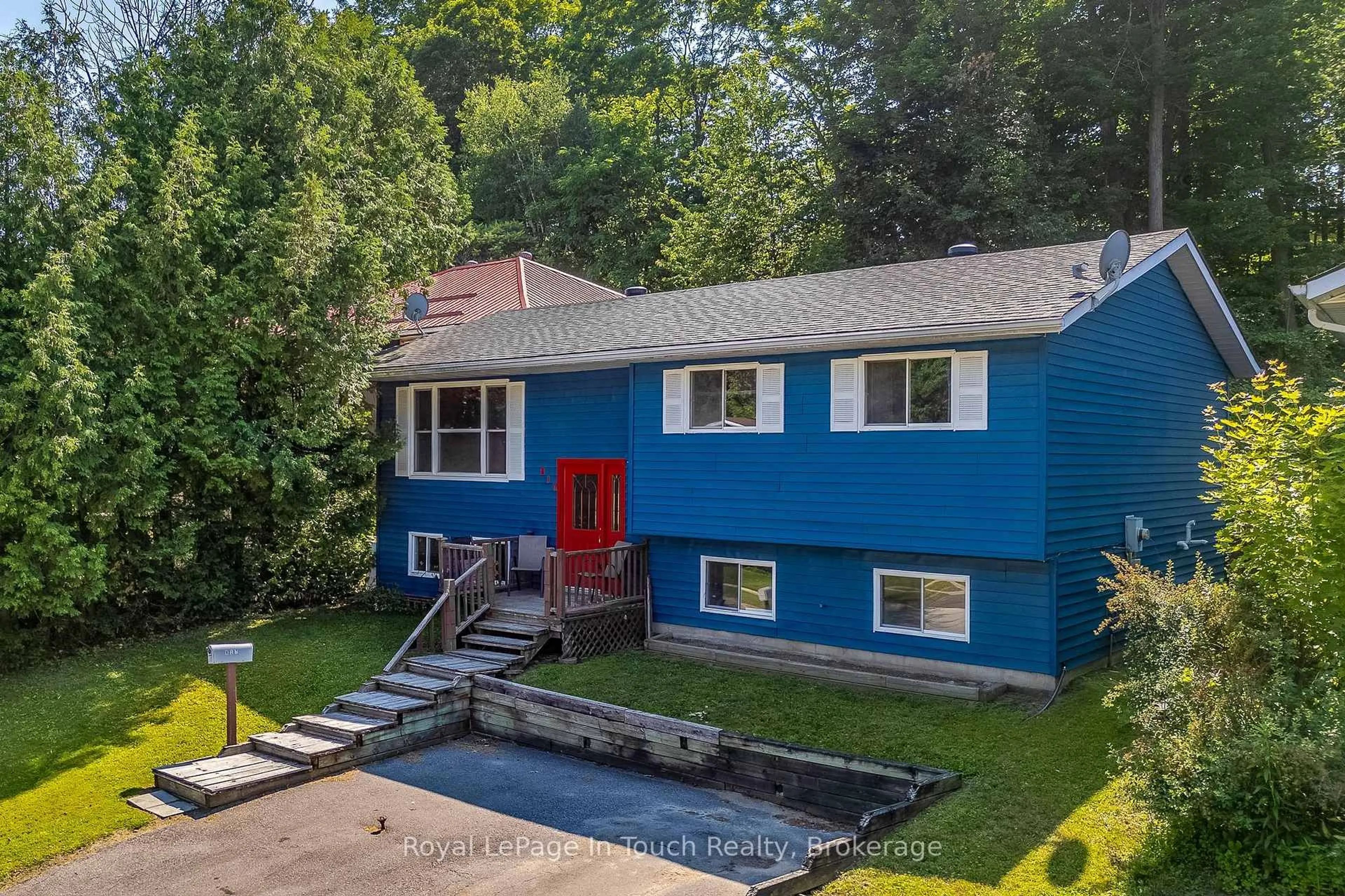 A pic from outside/outdoor area/front of a property/back of a property/a pic from drone, street for 817 Birchwood Dr, Midland Ontario L4R 4Y3