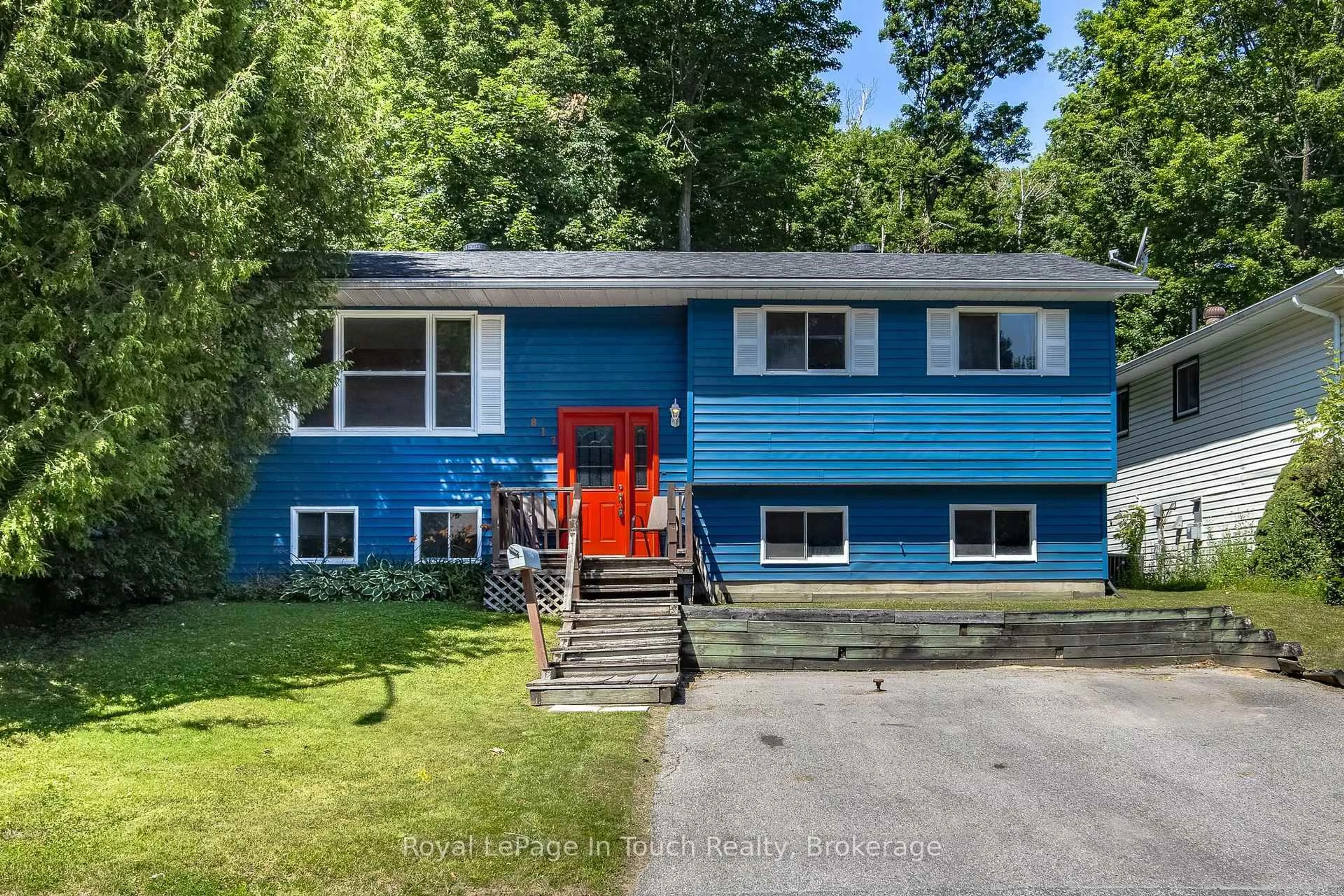 Home with vinyl exterior material, street for 817 Birchwood Dr, Midland Ontario L4R 4Y3
