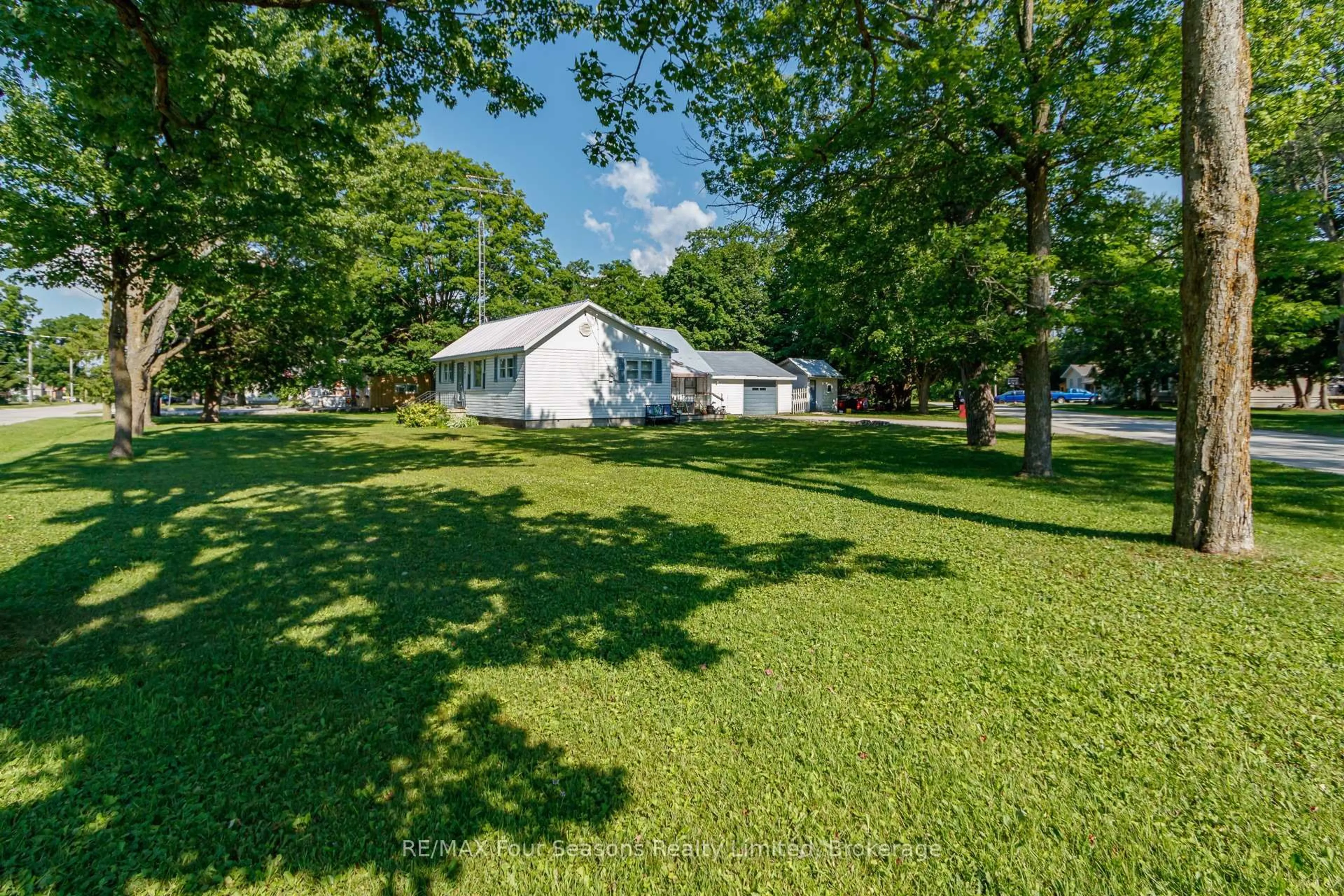 A pic from outside/outdoor area/front of a property/back of a property/a pic from drone, street for 201 Sunnidale St, Clearview Ontario L0M 1S0