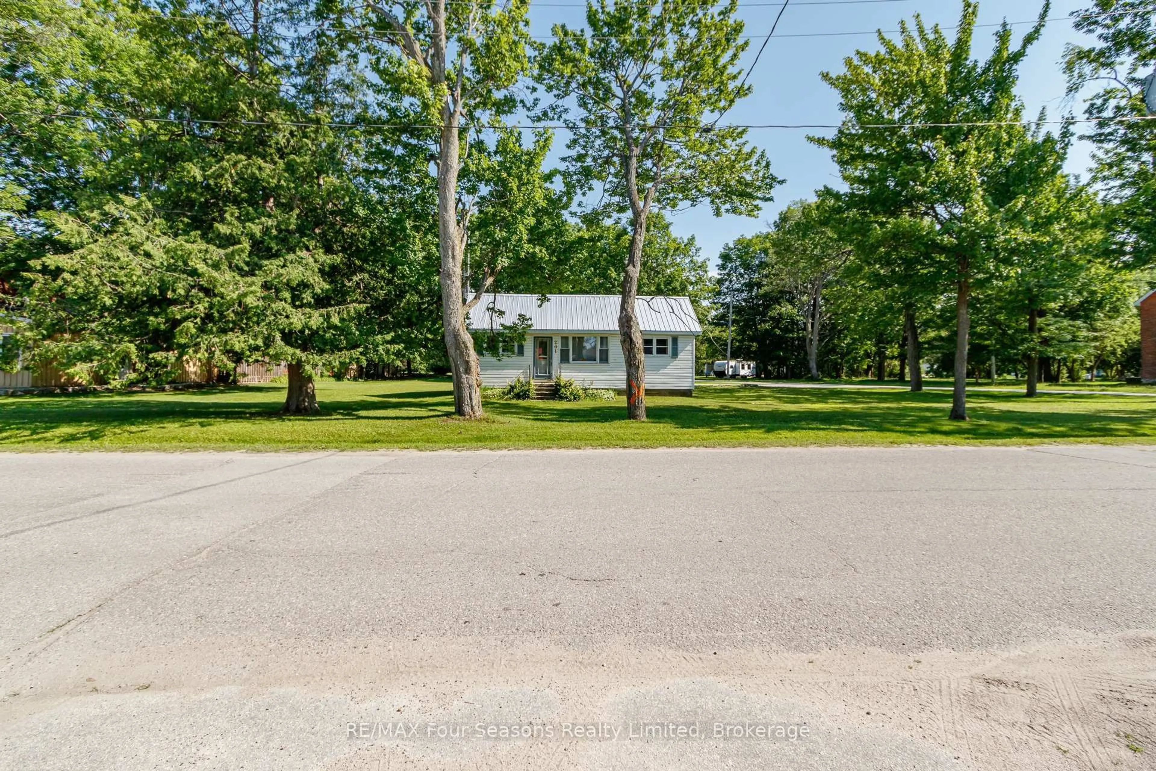 A pic from outside/outdoor area/front of a property/back of a property/a pic from drone, street for 201 Sunnidale St, Clearview Ontario L0M 1S0