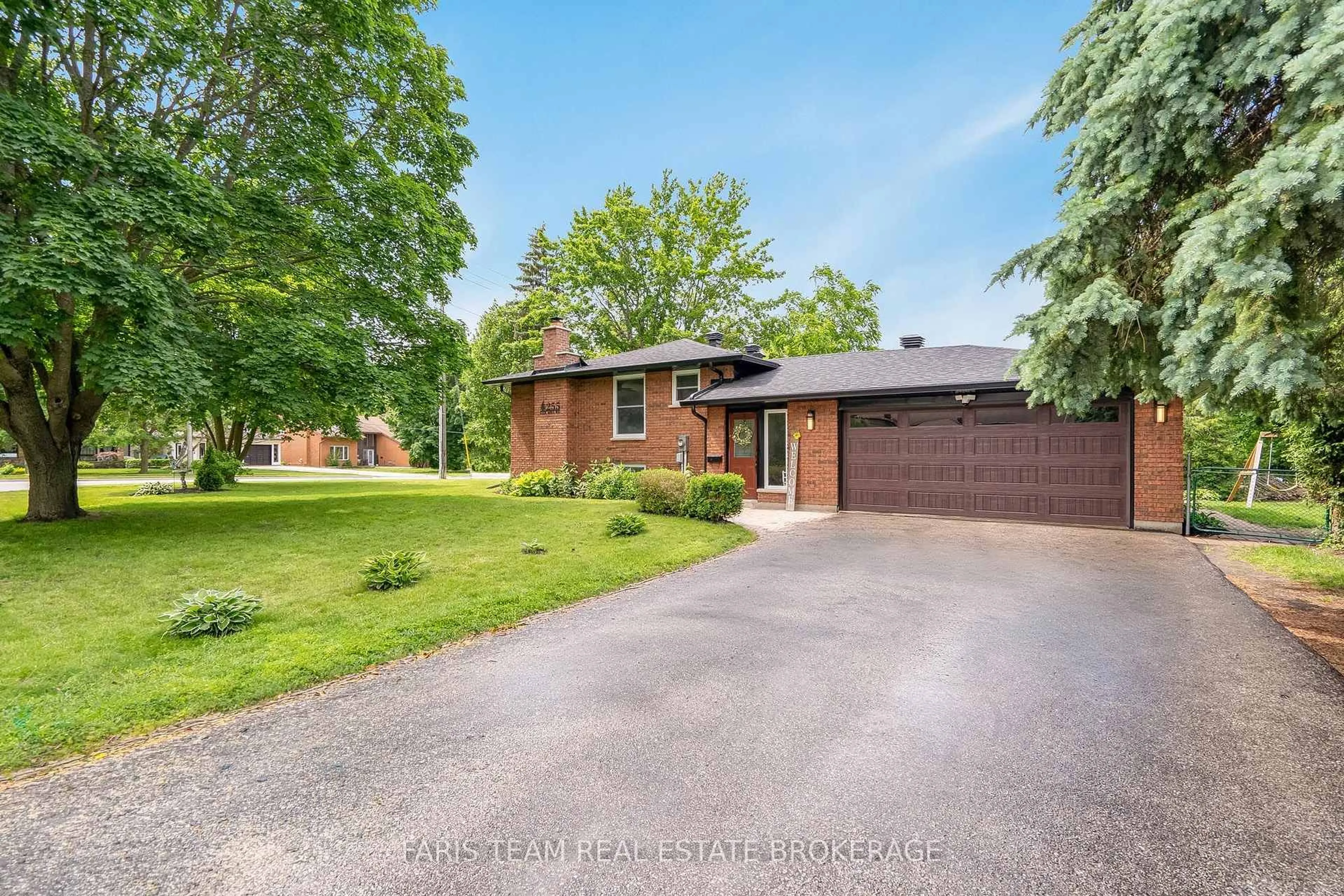 A pic from outside/outdoor area/front of a property/back of a property/a pic from drone, street for 255 Cox Mill Rd, Barrie Ontario L4N 5M4