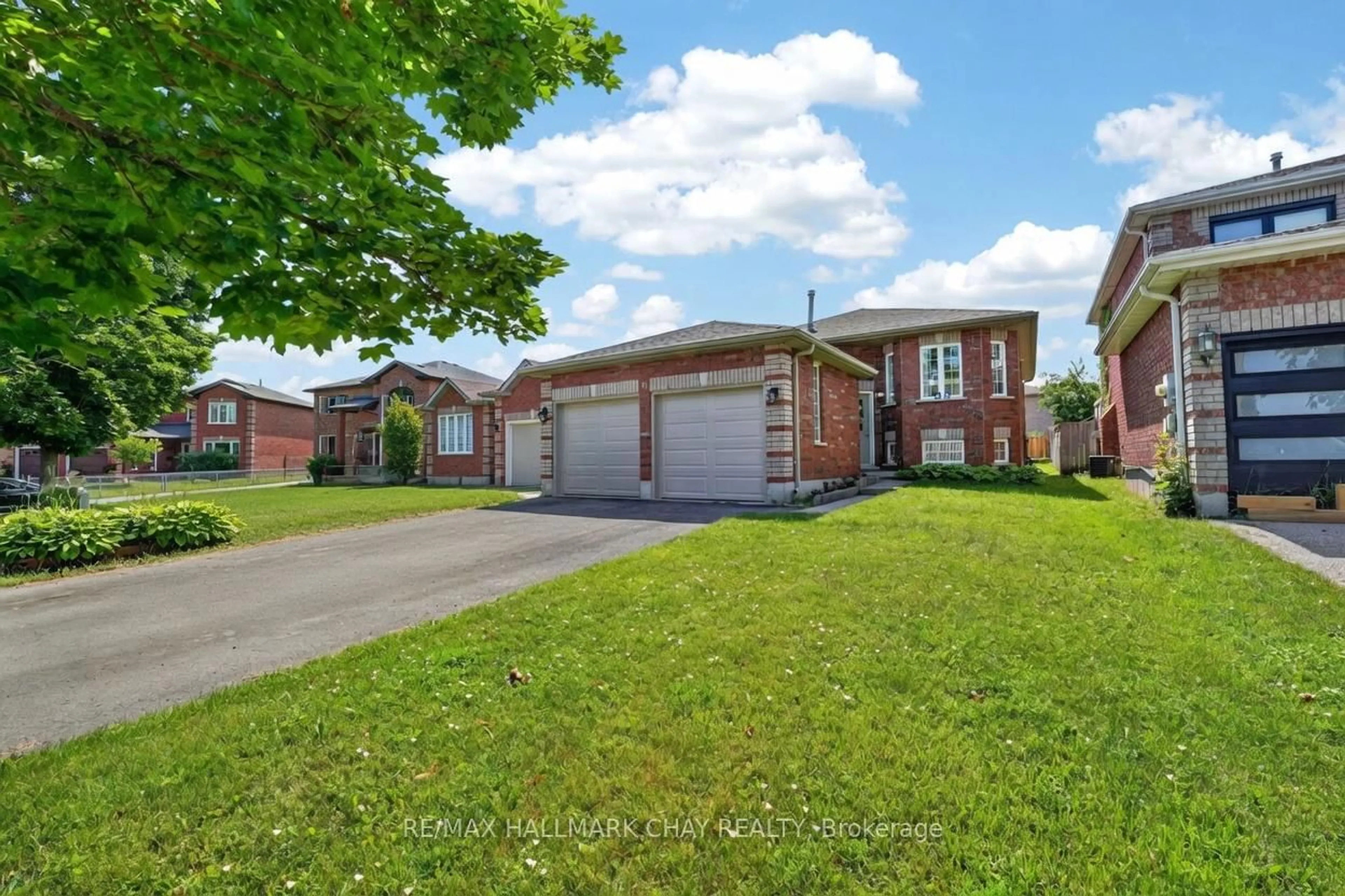 A pic from outside/outdoor area/front of a property/back of a property/a pic from drone, street for 41 Hodgson Dr, Barrie Ontario L4N 7Z2