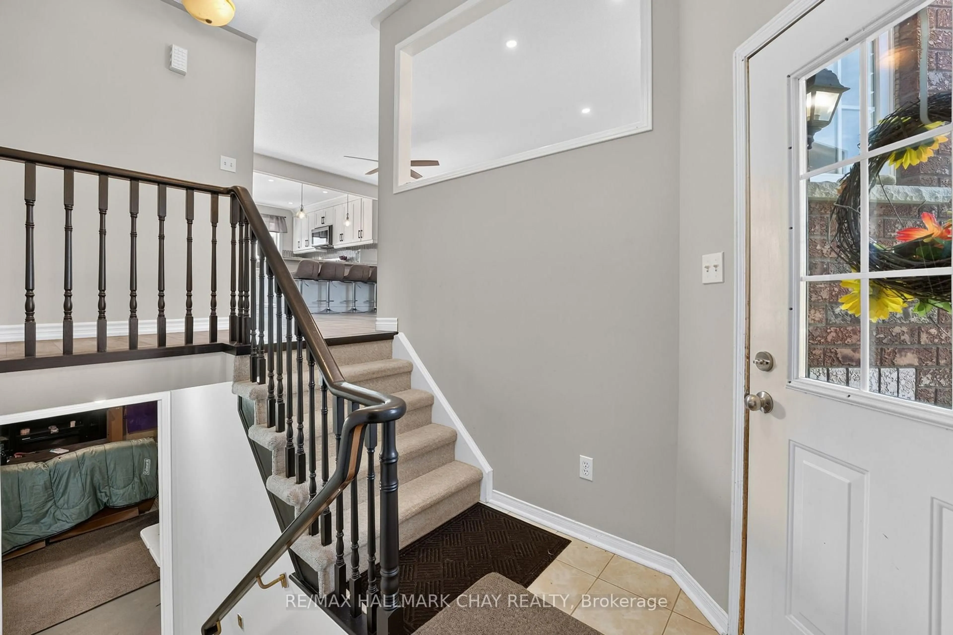 Indoor entryway for 41 Hodgson Dr, Barrie Ontario L4N 7Z2