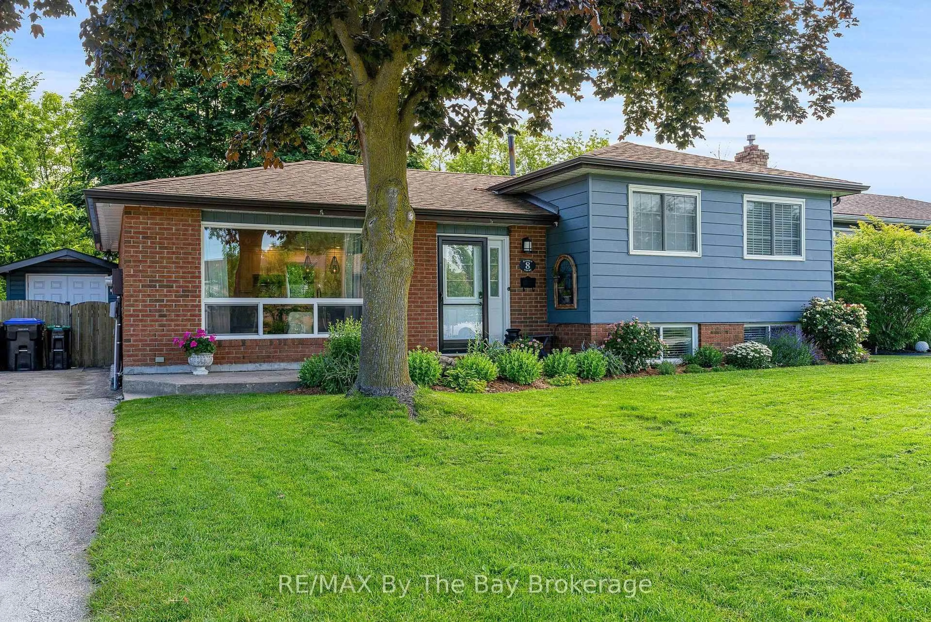 Home with brick exterior material, street for 8 Harben Crt, Collingwood Ontario L9Y 4L8