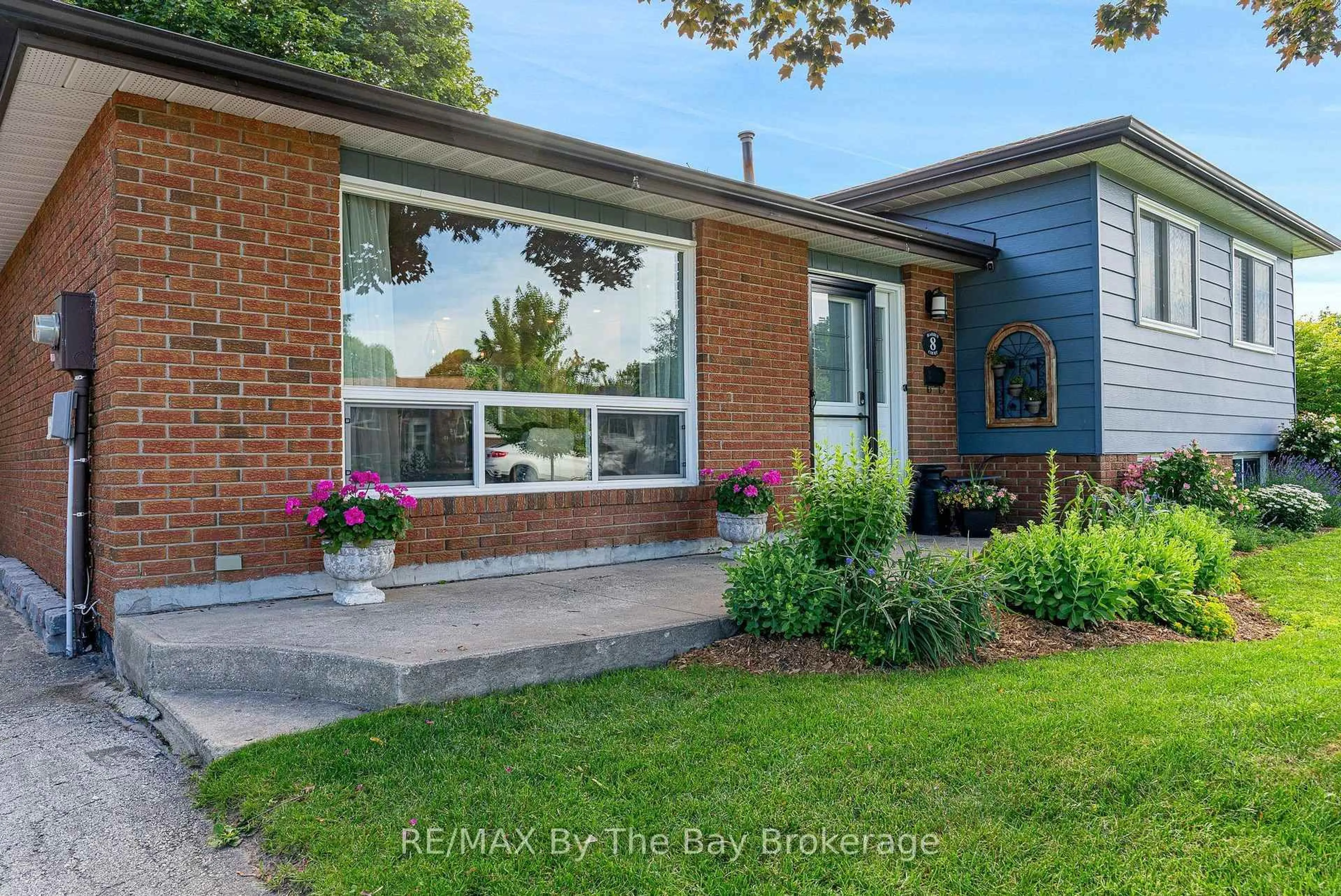 Home with brick exterior material, street for 8 Harben Crt, Collingwood Ontario L9Y 4L8