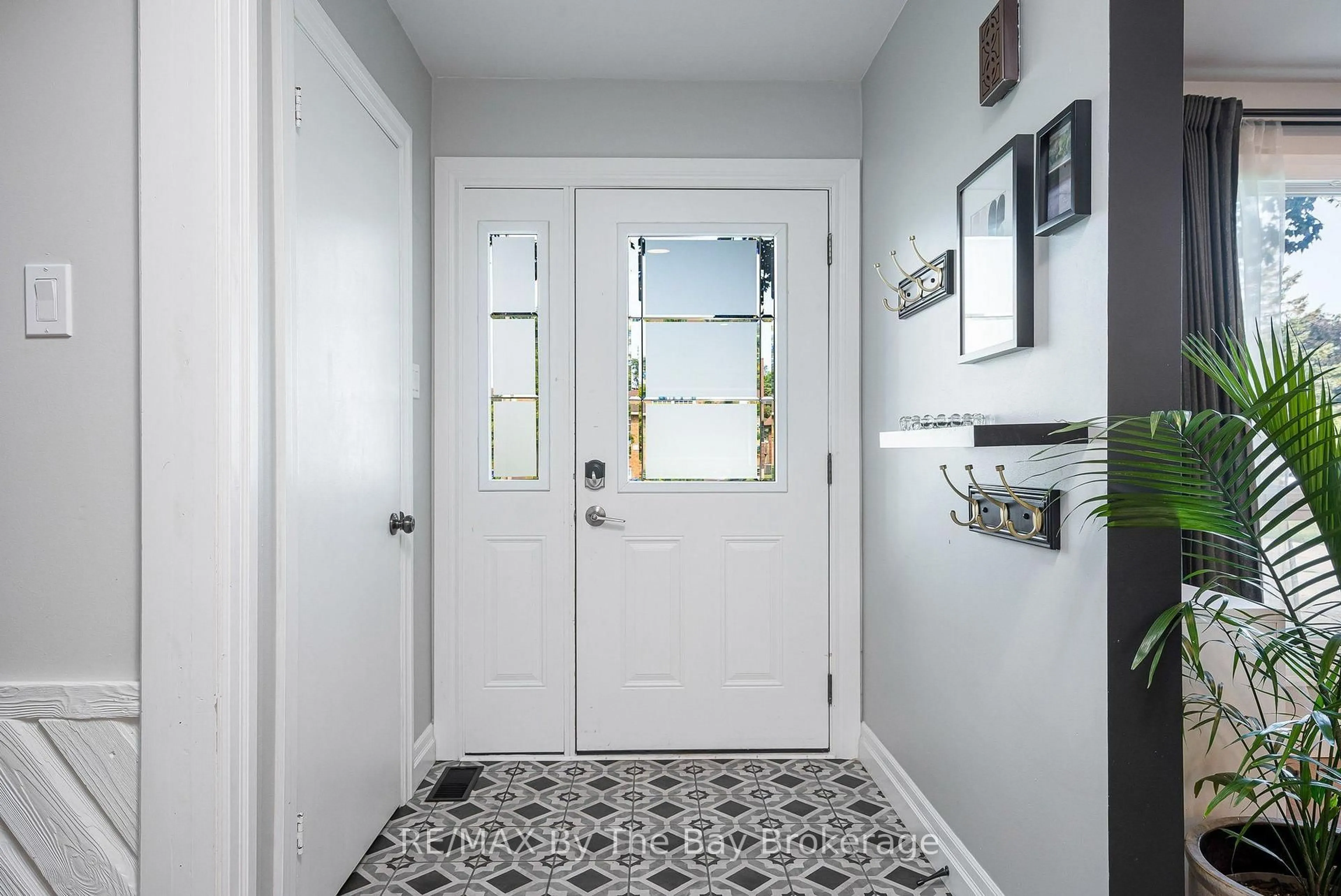 Indoor entryway for 8 Harben Crt, Collingwood Ontario L9Y 4L8