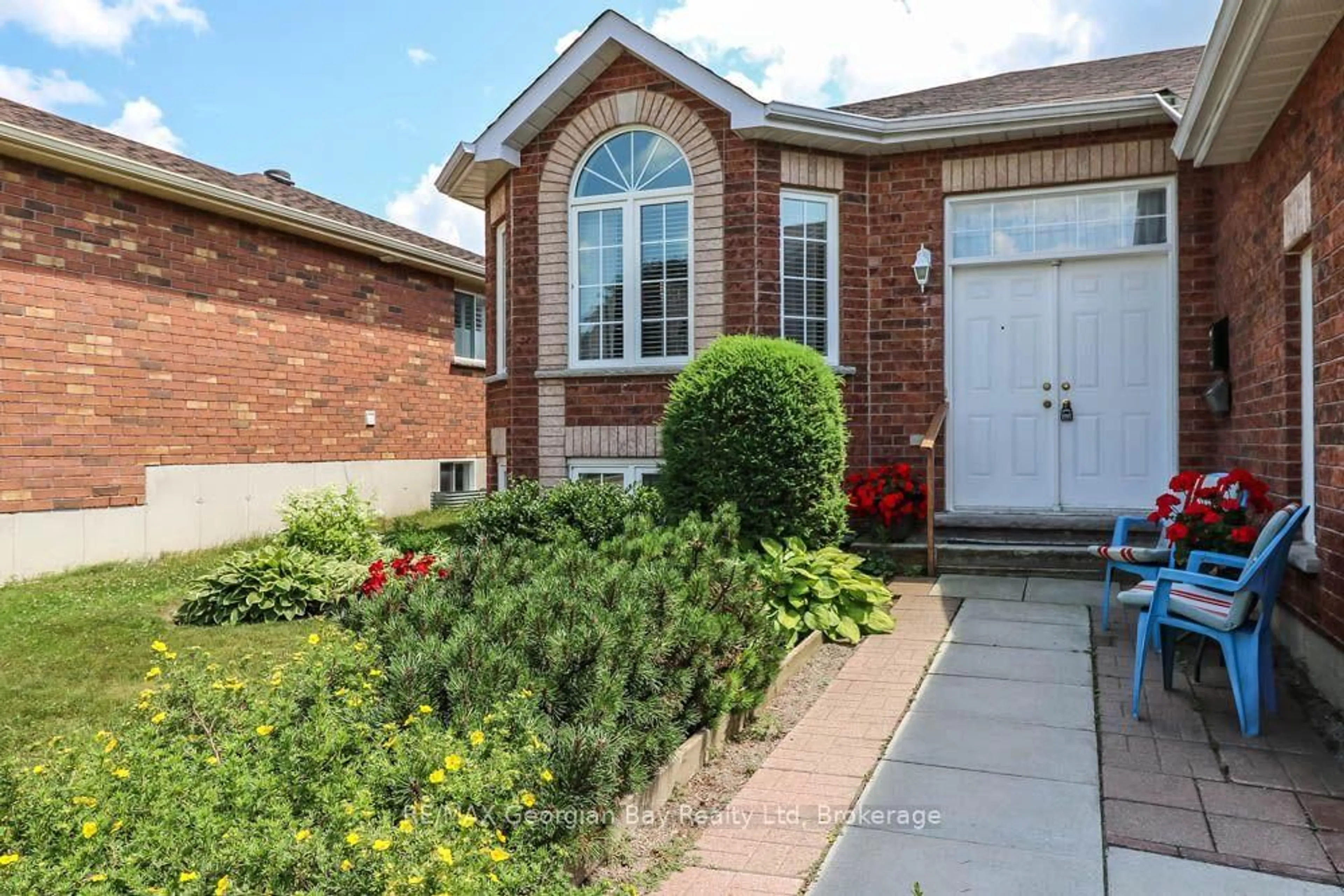 Home with brick exterior material, street for 947 Montreal St, Midland Ontario L4R 1H1
