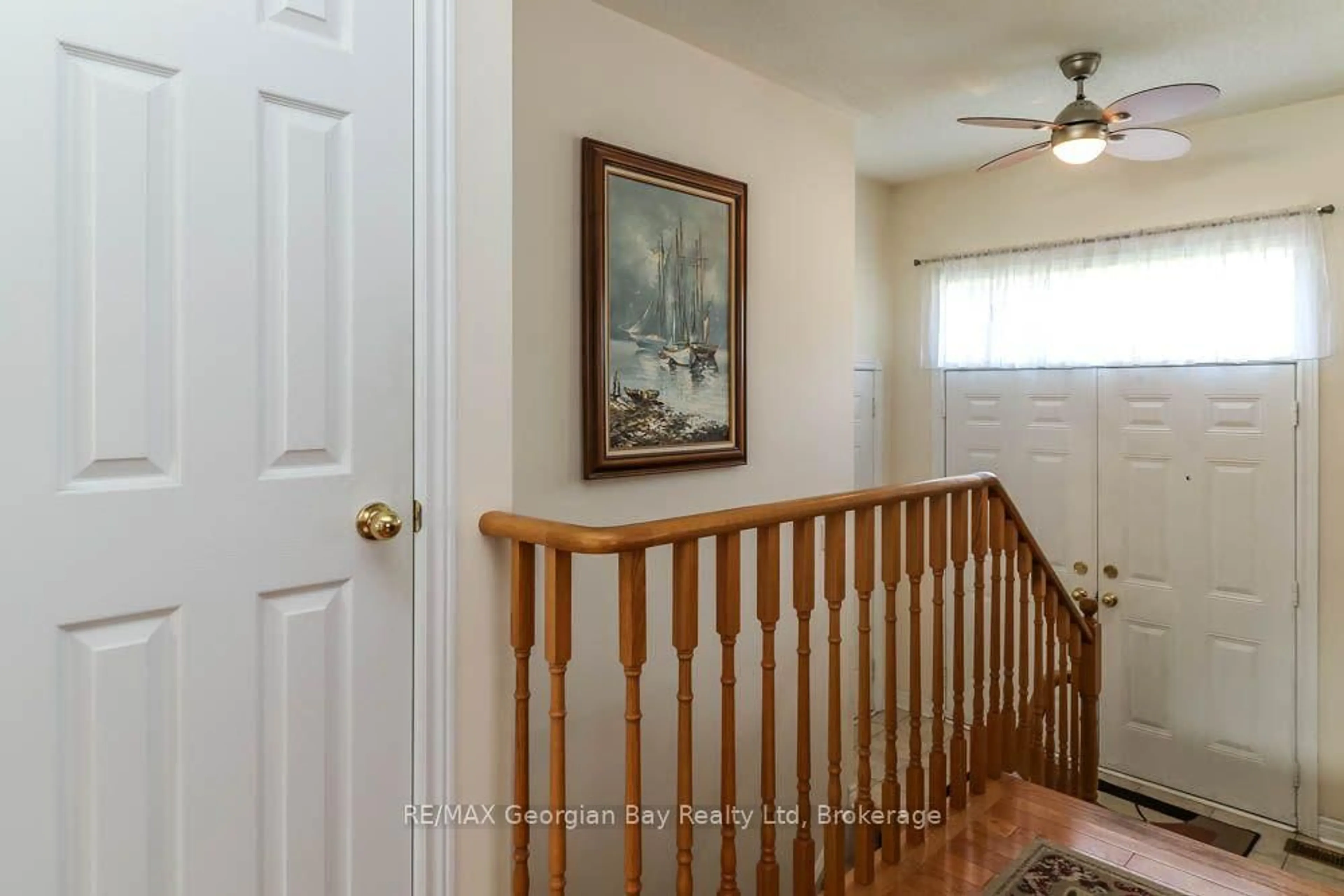 Indoor entryway for 947 Montreal St, Midland Ontario L4R 1H1