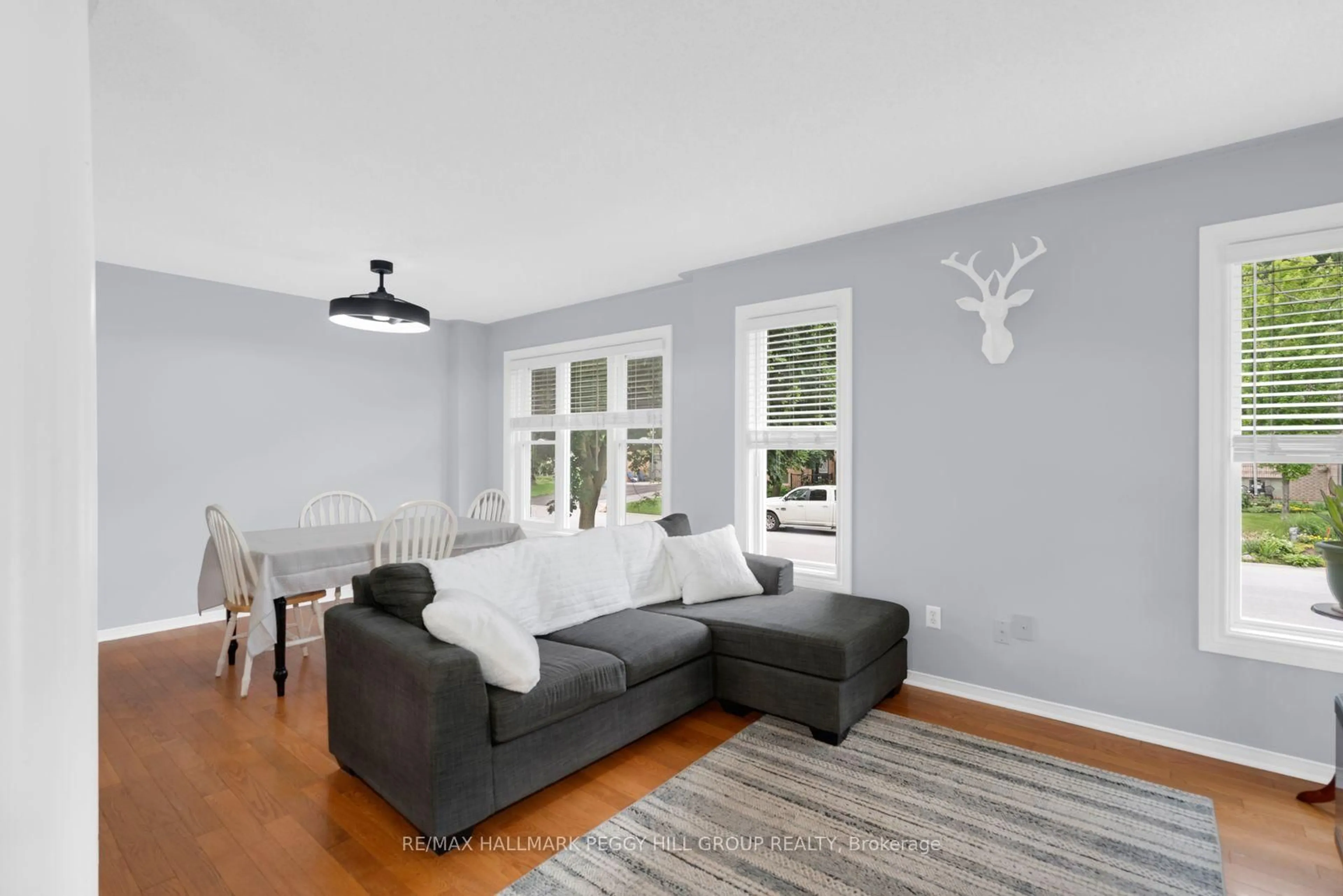 Living room with furniture, wood/laminate floor for 52 Harbour Cres, Wasaga Beach Ontario L9Z 1G5