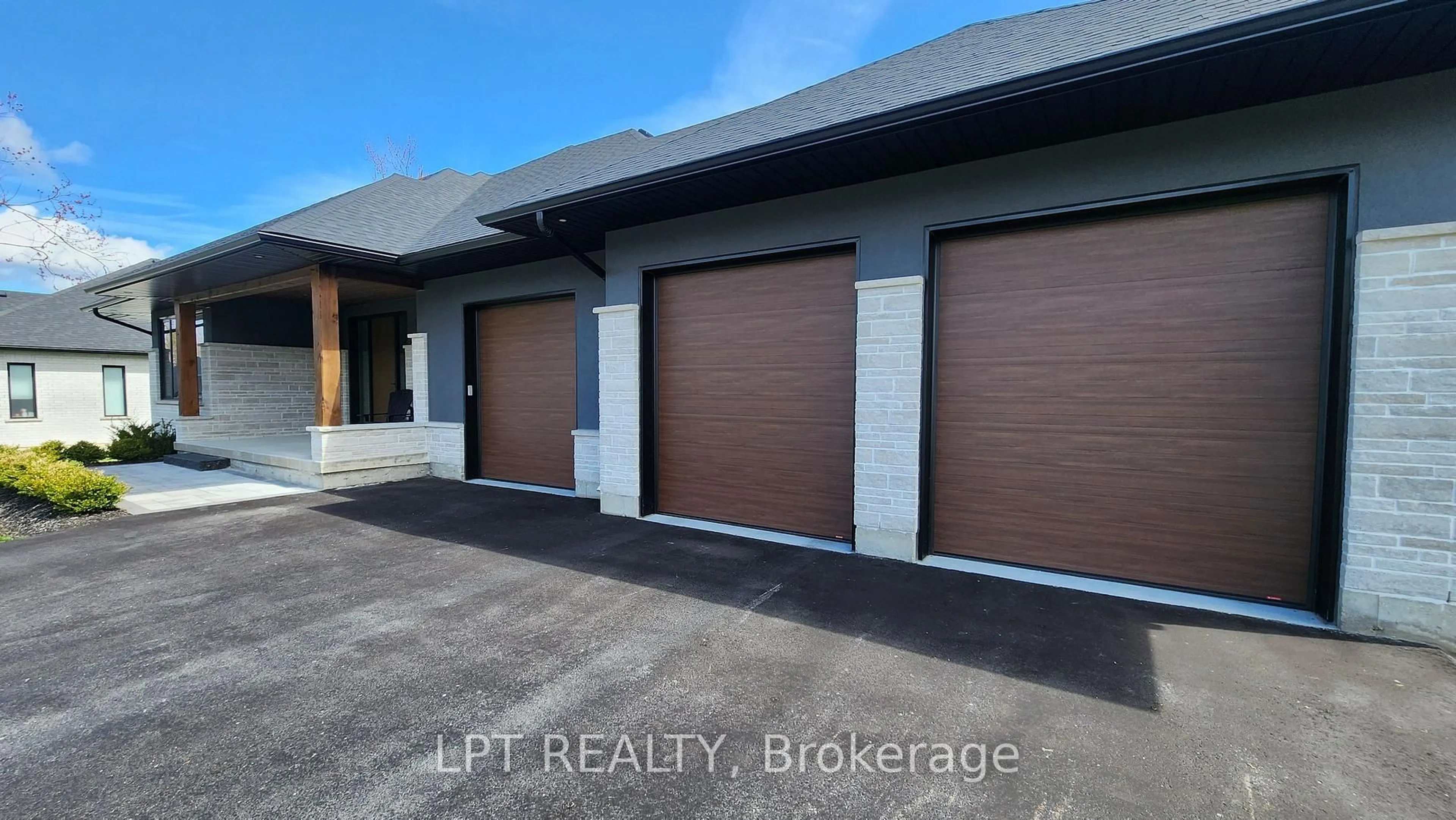 Indoor garage for 15 Byers St, Springwater Ontario L9X 2A3