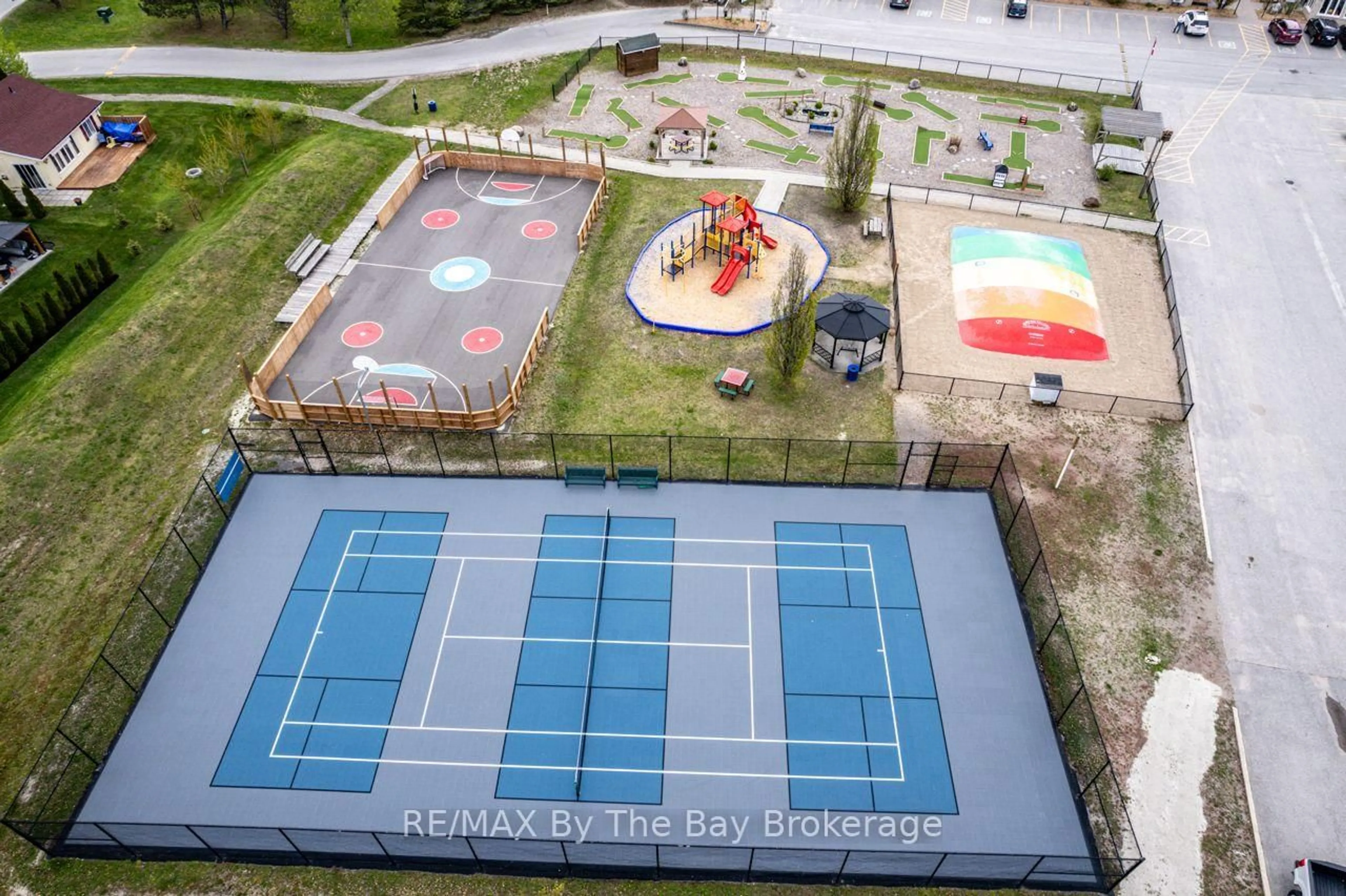 A pic from outside/outdoor area/front of a property/back of a property/a pic from drone, building for 85 THEME PARK Dr #92, Wasaga Beach Ontario L9Z 1X7