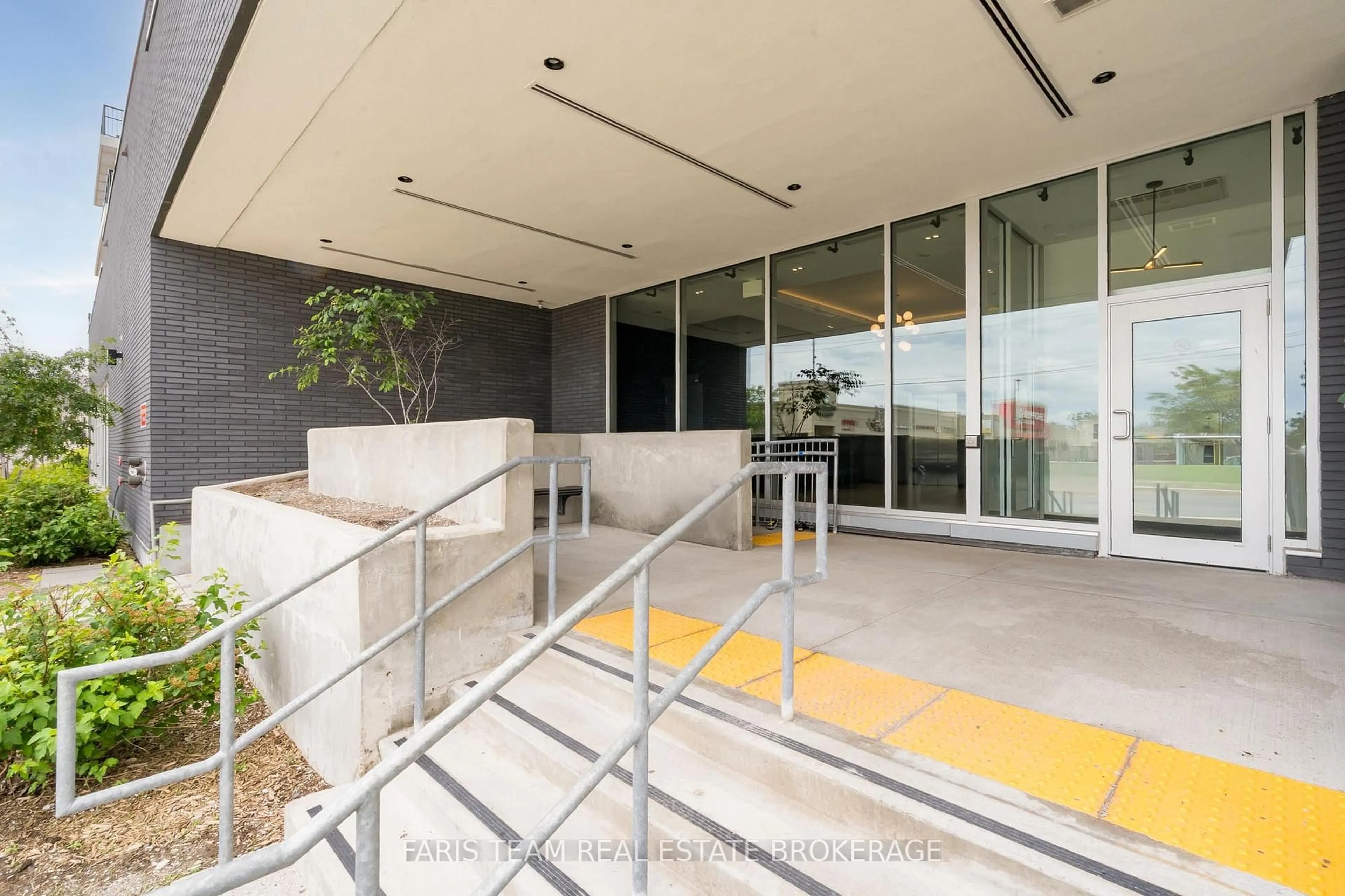 Indoor foyer for 430 Essa Rd #401, Barrie Ontario L9J 0M1