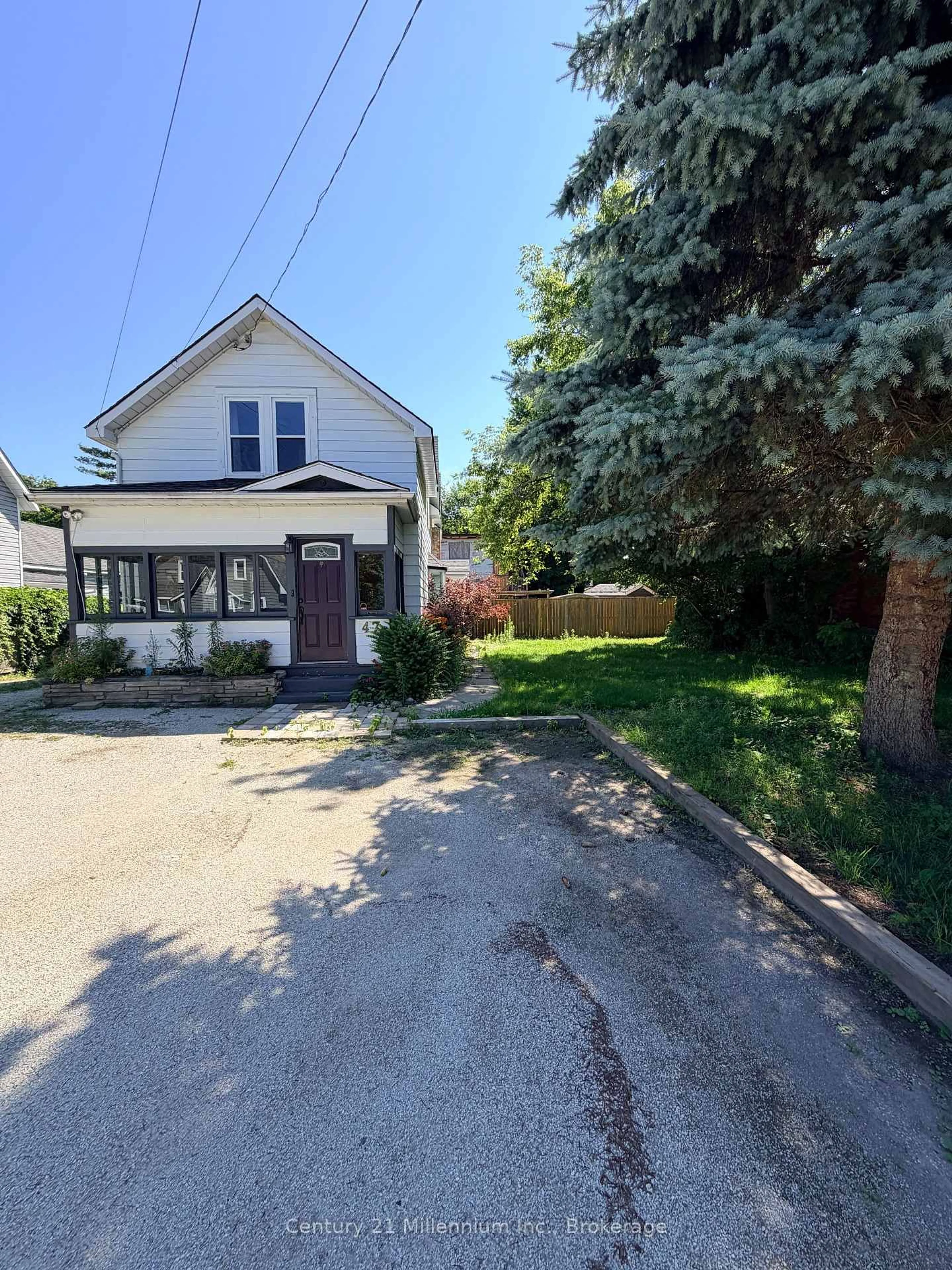 A pic from outside/outdoor area/front of a property/back of a property/a pic from drone, street for 47 Market St, Collingwood Ontario L9Y 3M5