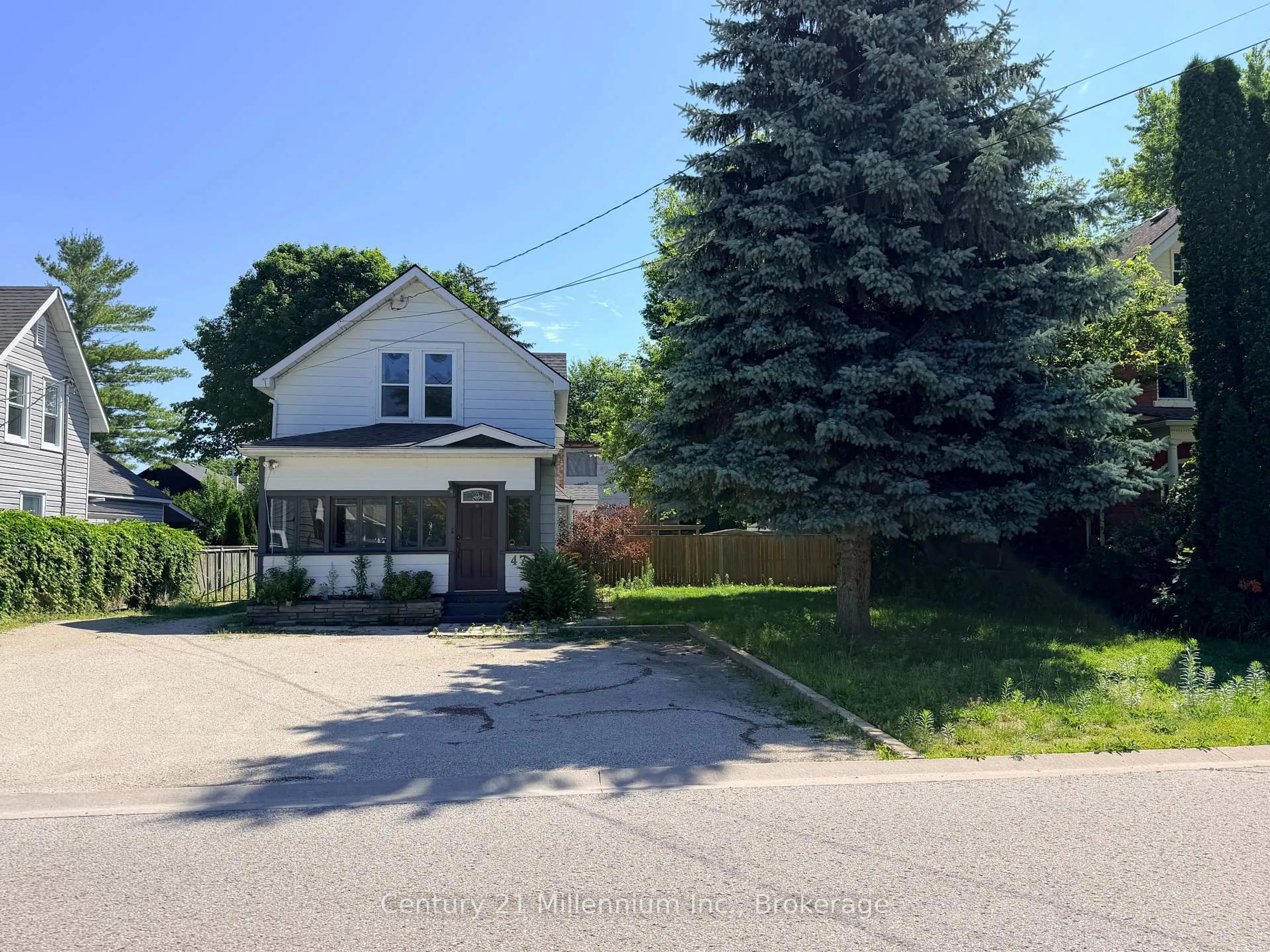A pic from outside/outdoor area/front of a property/back of a property/a pic from drone, street for 47 Market St, Collingwood Ontario L9Y 3M5