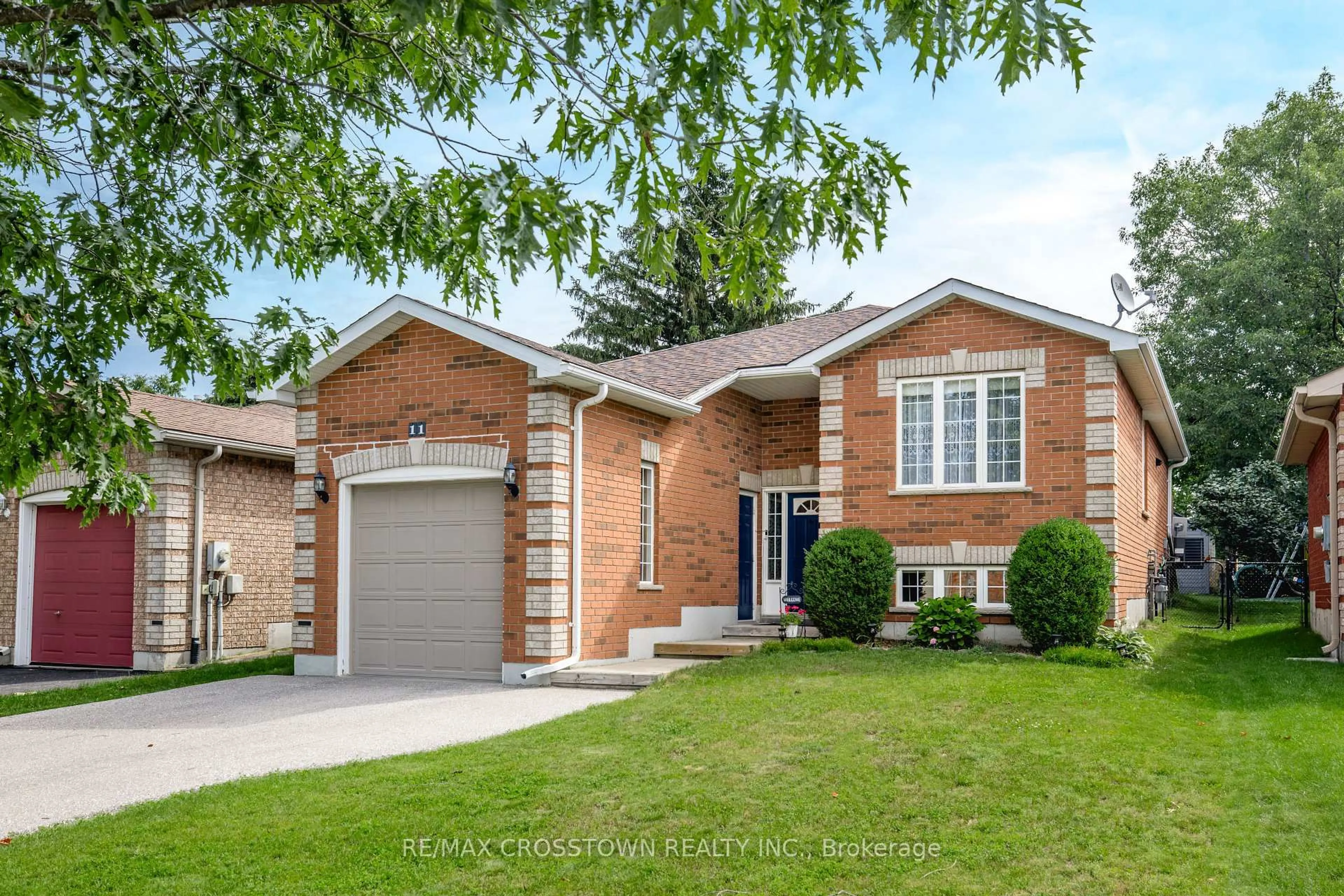 Home with brick exterior material, street for 11 Revelstoke Crt, Barrie Ontario L4N 8X7