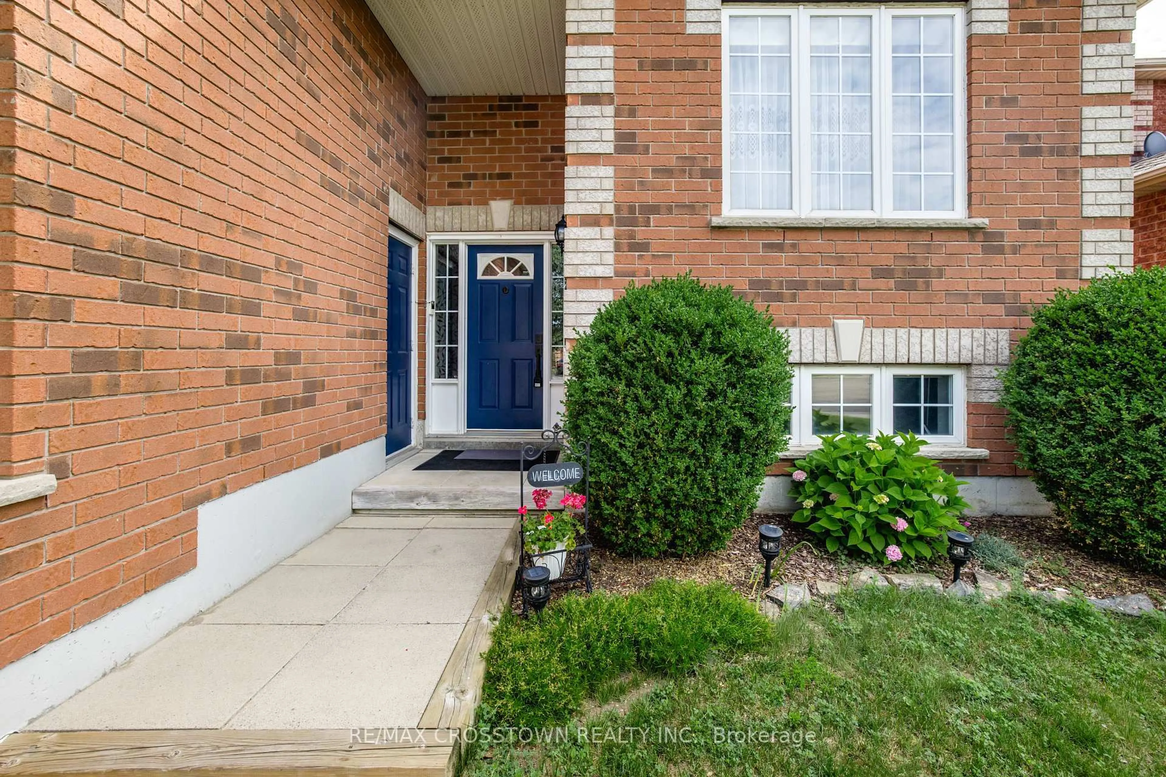 Indoor entryway for 11 Revelstoke Crt, Barrie Ontario L4N 8X7
