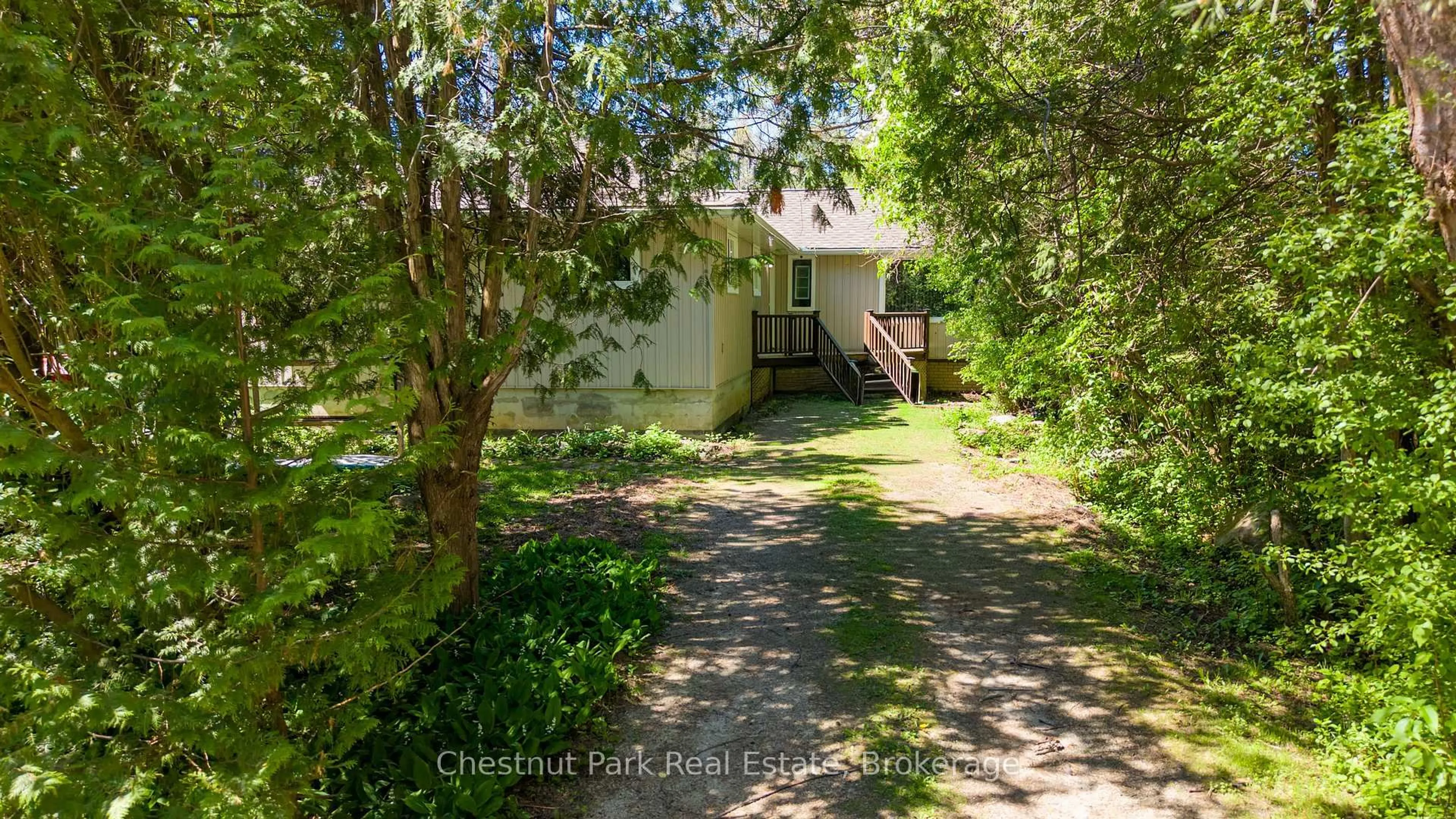 A pic from outside/outdoor area/front of a property/back of a property/a pic from drone, street for 4 Parkside Ave, Collingwood Ontario L9Y 5P3
