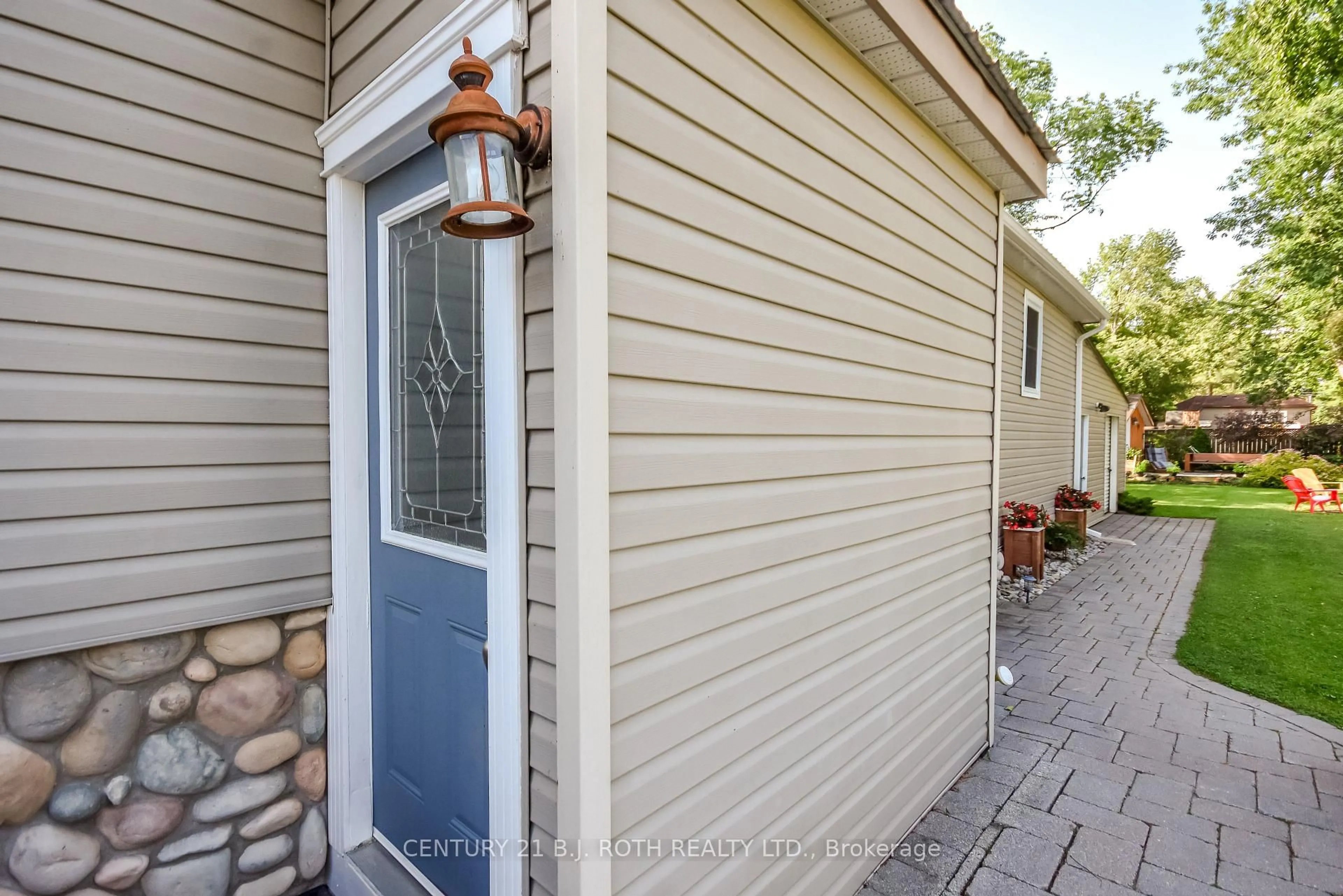 Home with vinyl exterior material, street for 3448 CORONATION Ave, Severn Ontario L0K 1G0