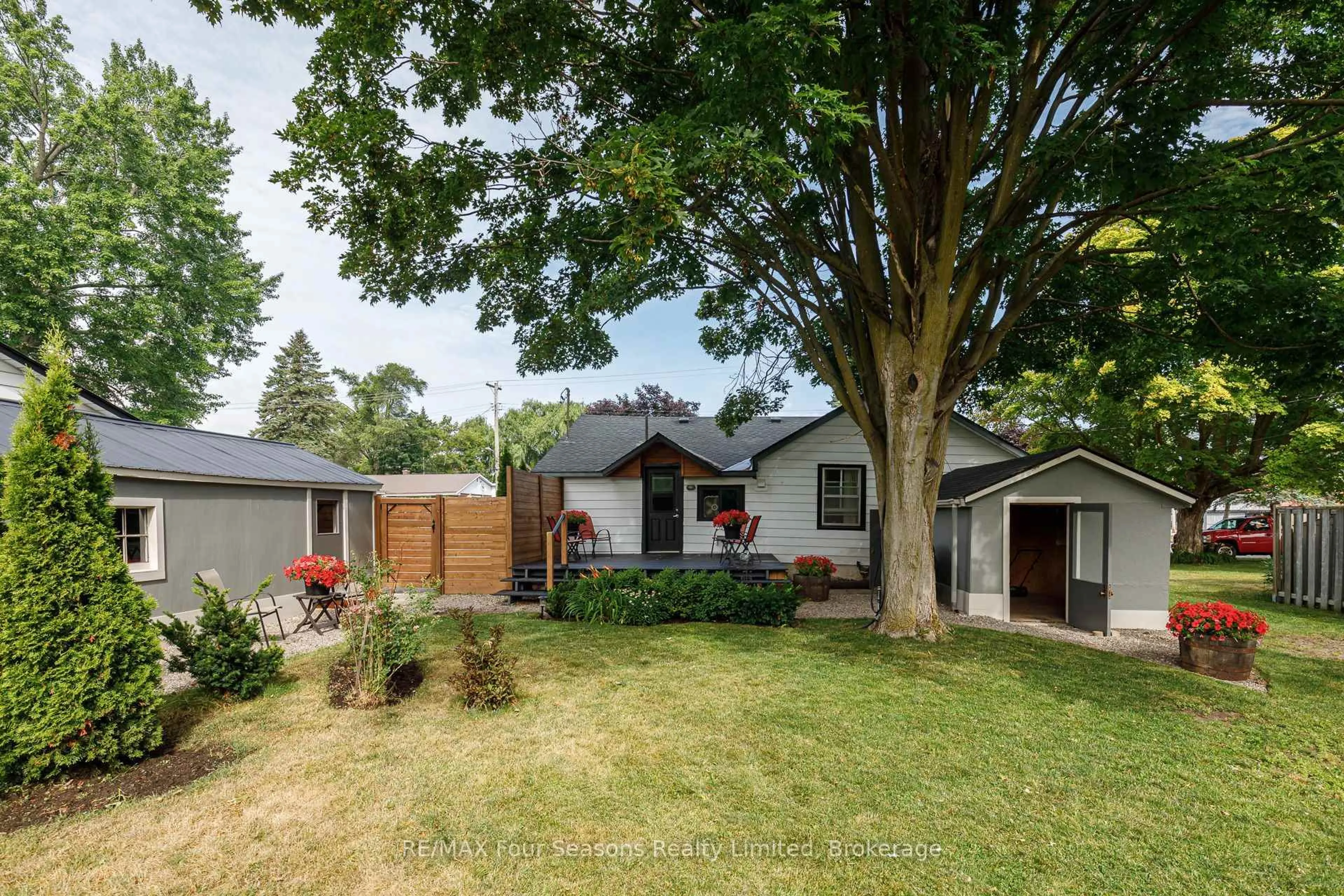 A pic from outside/outdoor area/front of a property/back of a property/a pic from drone, street for 231 Superior St, Clearview Ontario L0M 1S0