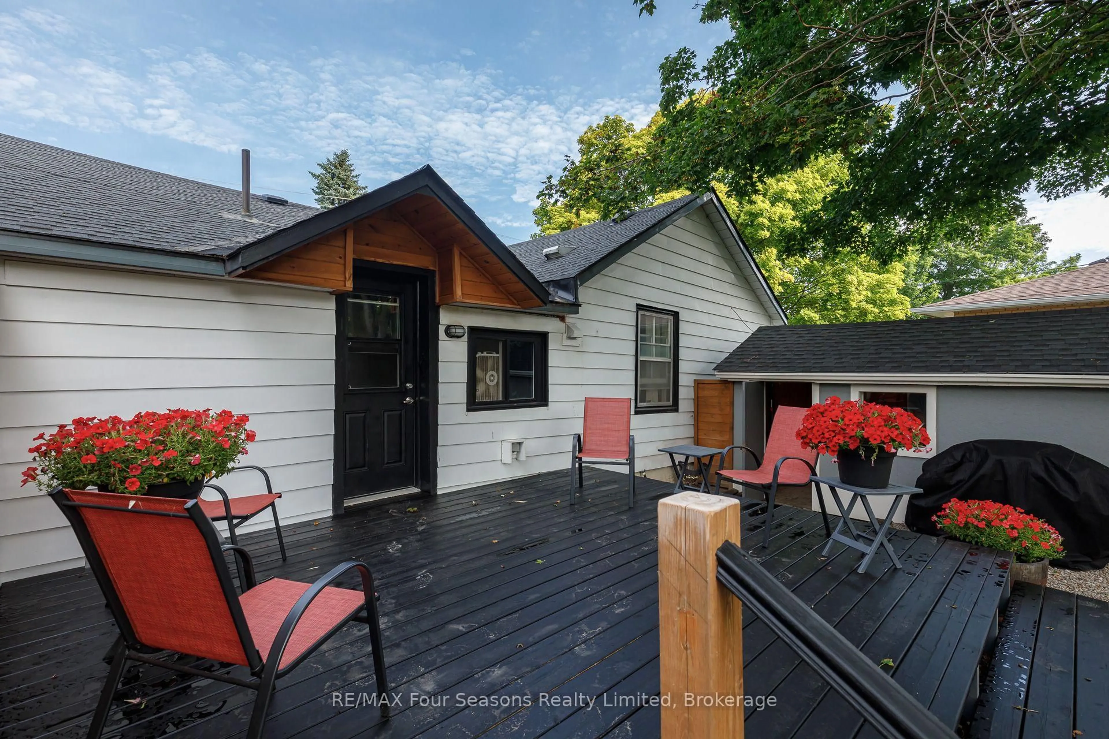 Patio, street for 231 Superior St, Clearview Ontario L0M 1S0