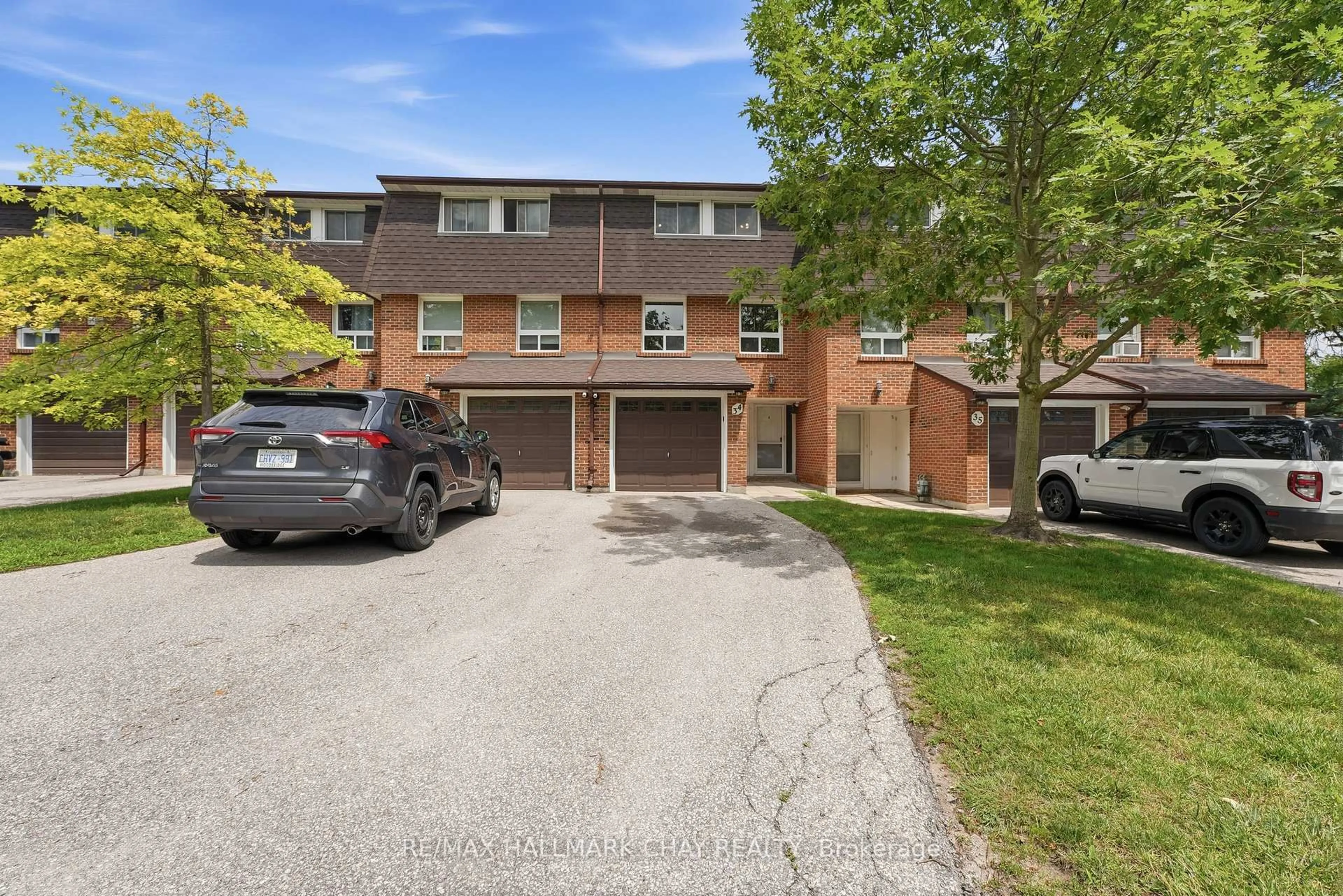 A pic from outside/outdoor area/front of a property/back of a property/a pic from drone, street for 34-360 Blake St, Barrie Ontario L4M 1L3