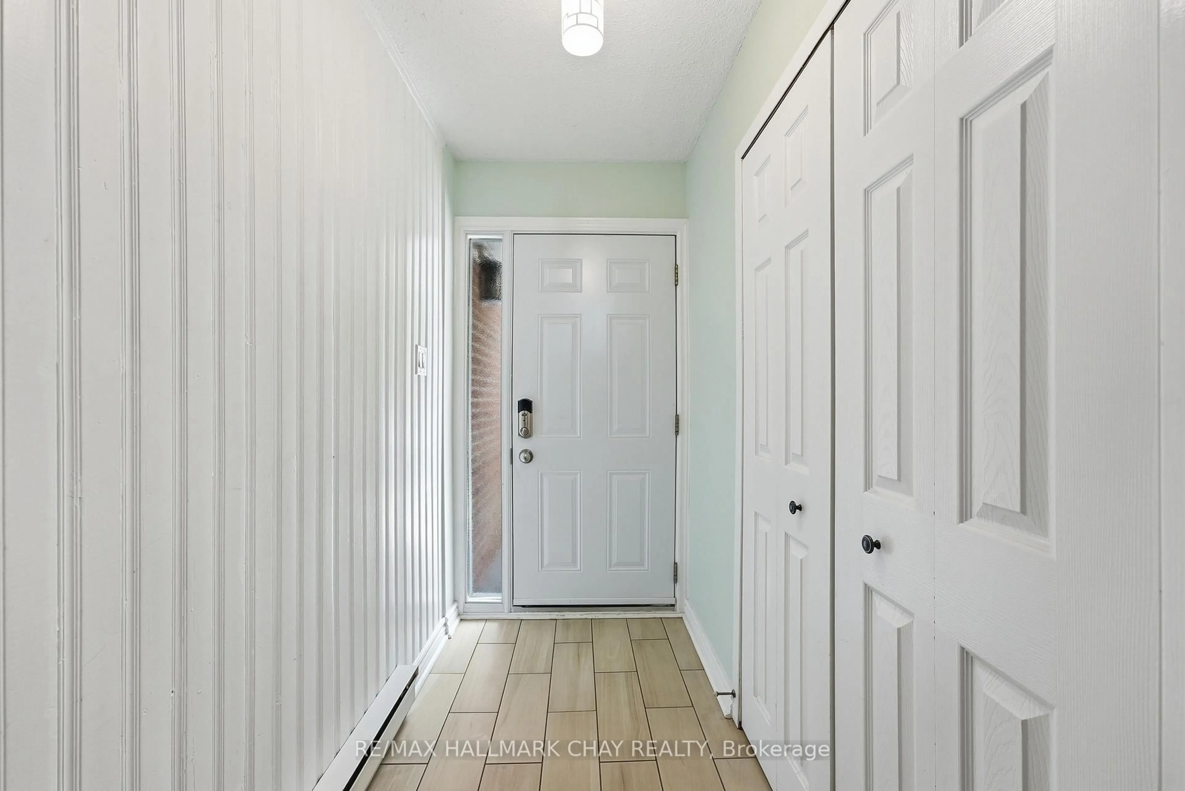 Indoor entryway for 34-360 Blake St, Barrie Ontario L4M 1L3