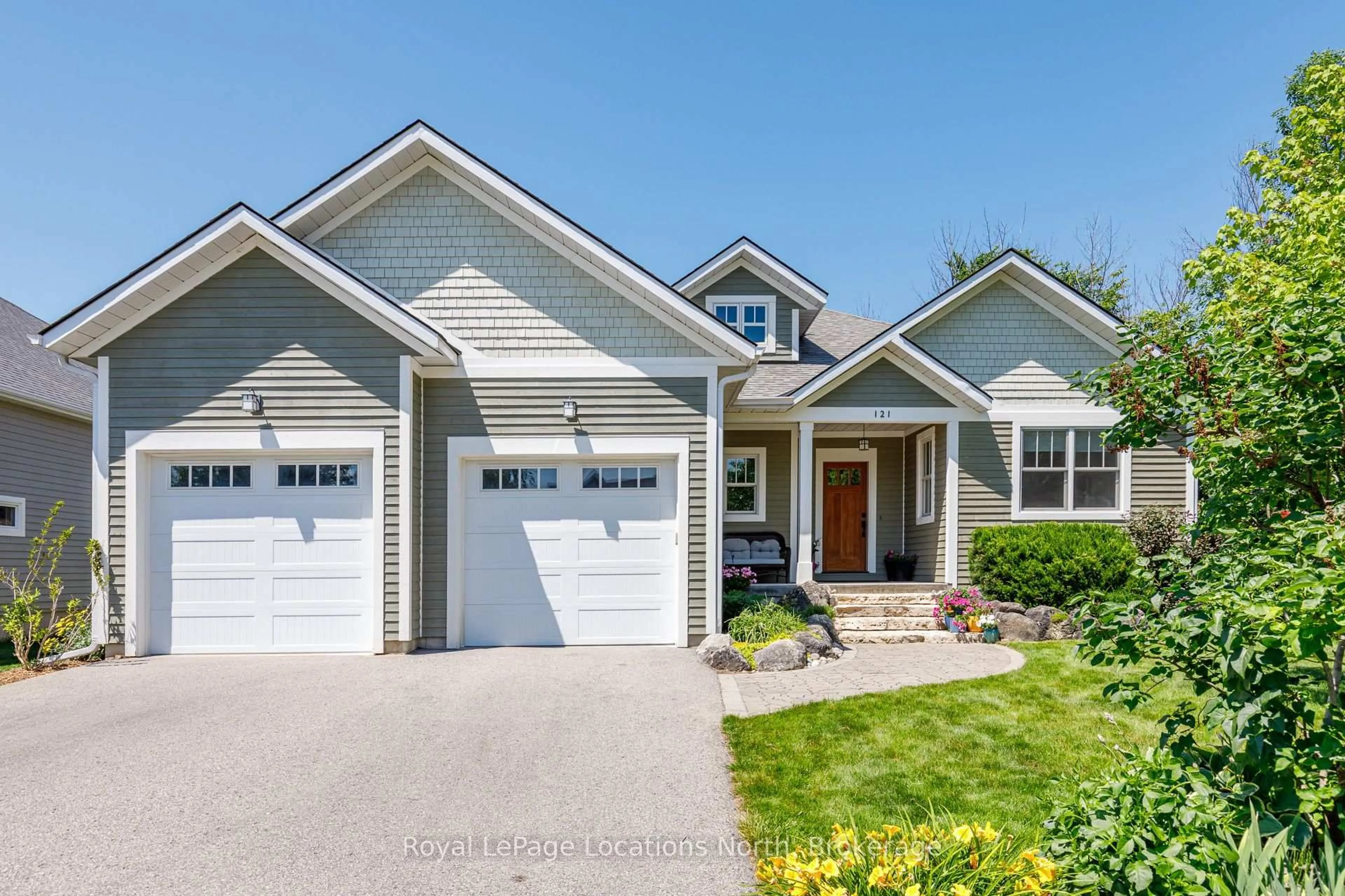 Home with vinyl exterior material, street for 121 Mary St, Collingwood Ontario L9Y 0G4