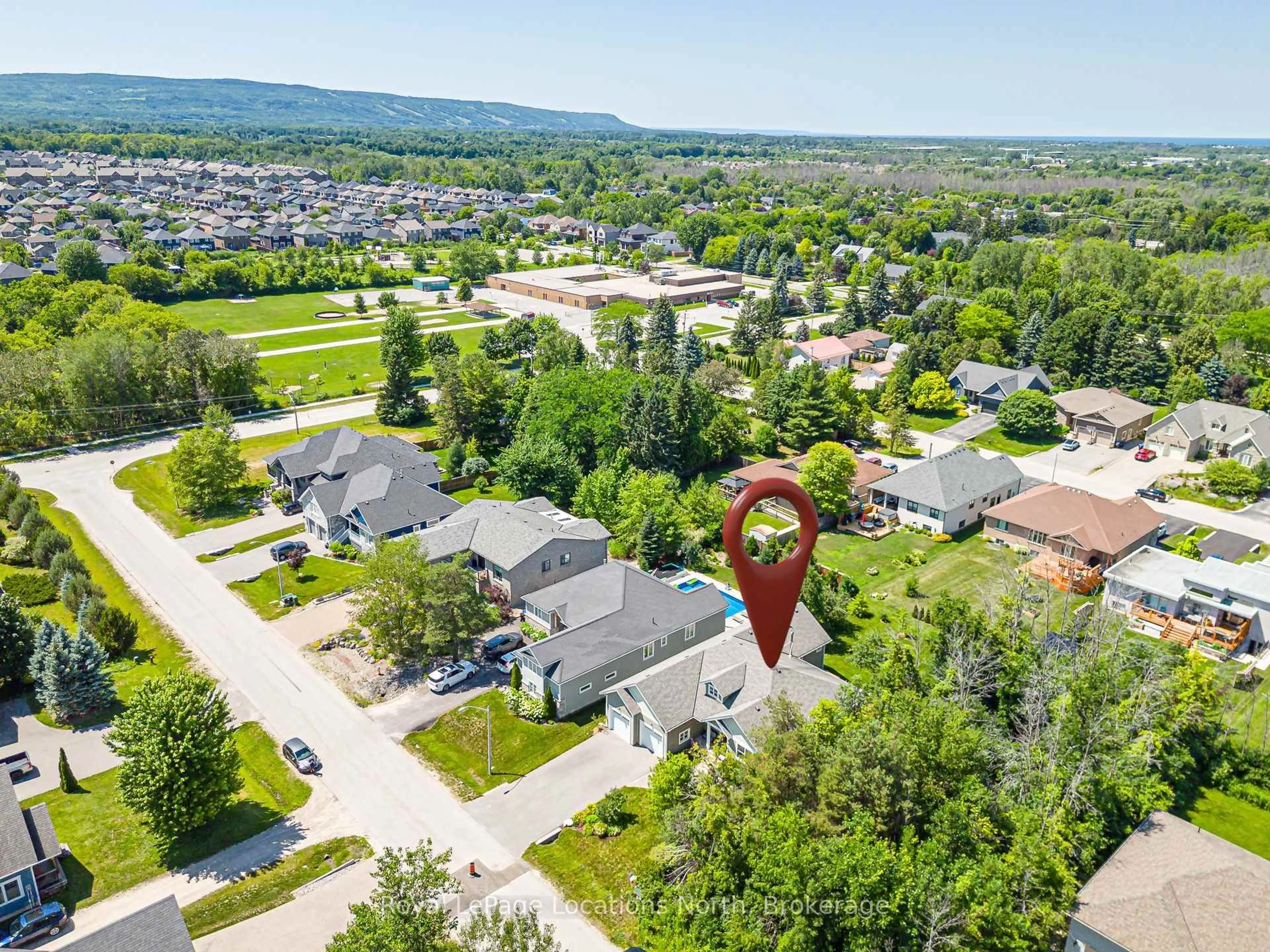 A pic from outside/outdoor area/front of a property/back of a property/a pic from drone, mountain view for 121 Mary St, Collingwood Ontario L9Y 0G4