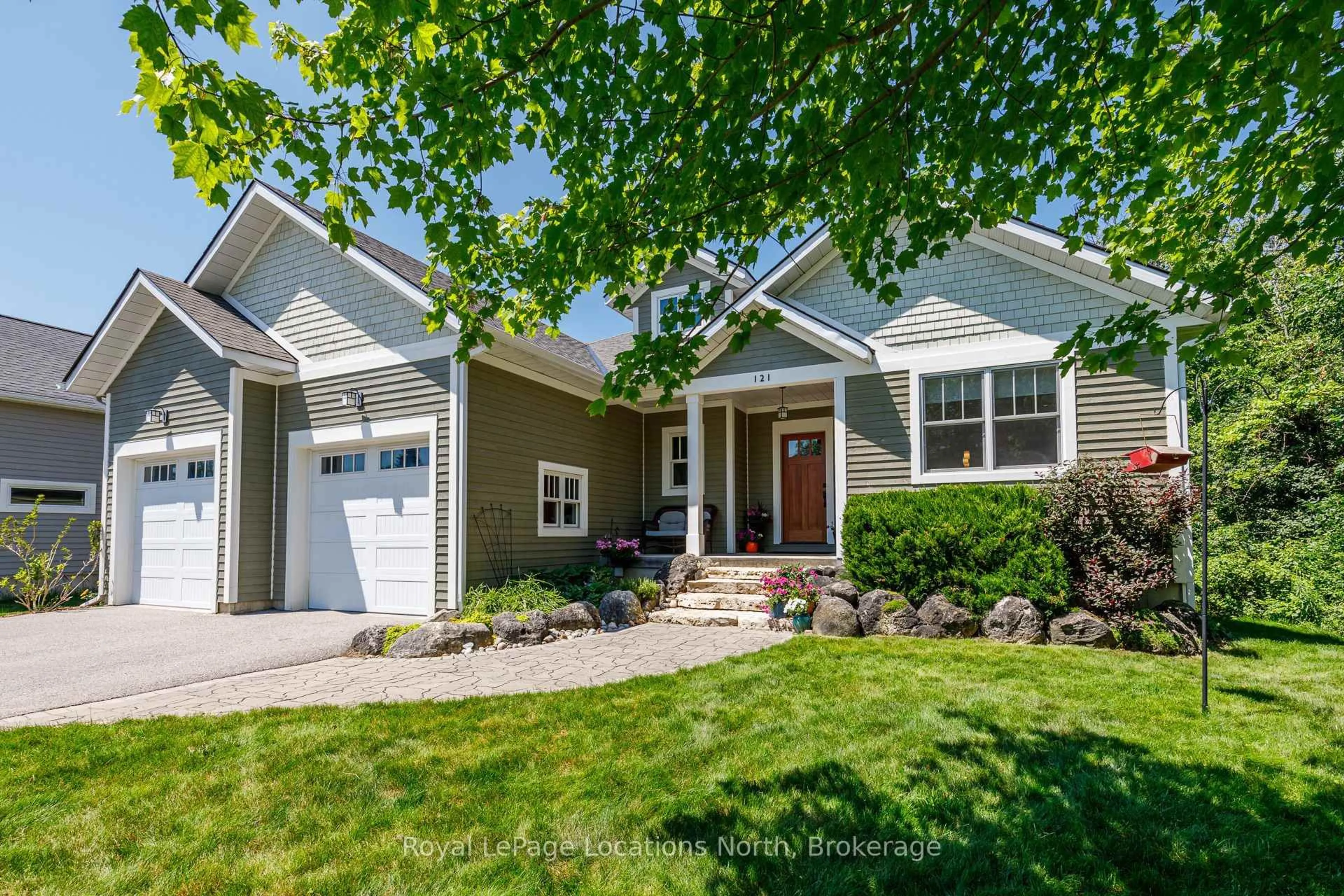 Home with vinyl exterior material, street for 121 Mary St, Collingwood Ontario L9Y 0G4