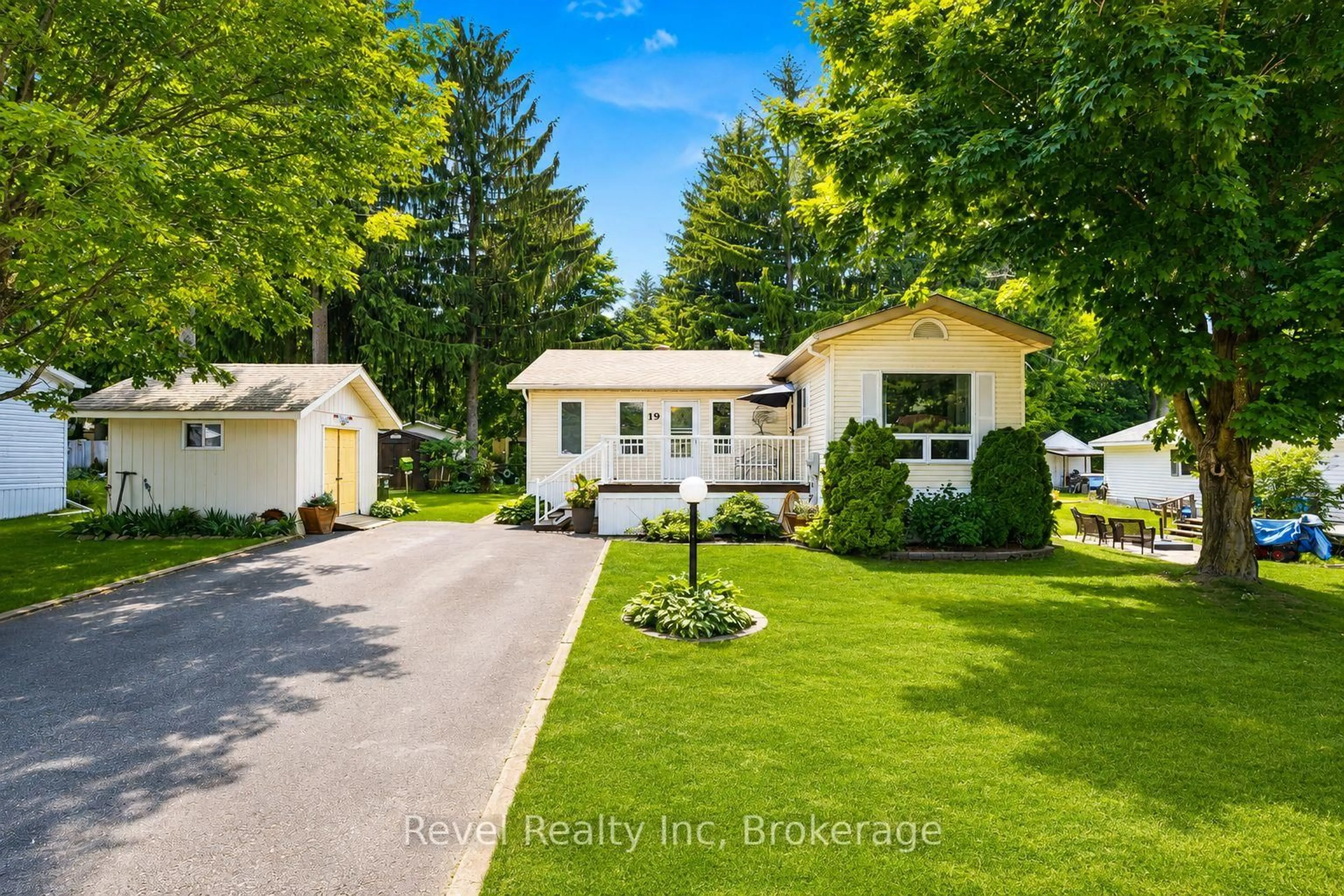 A pic from outside/outdoor area/front of a property/back of a property/a pic from drone, street for 5411 Elliott Sdrd #19, Tay Ontario L4R 4K3