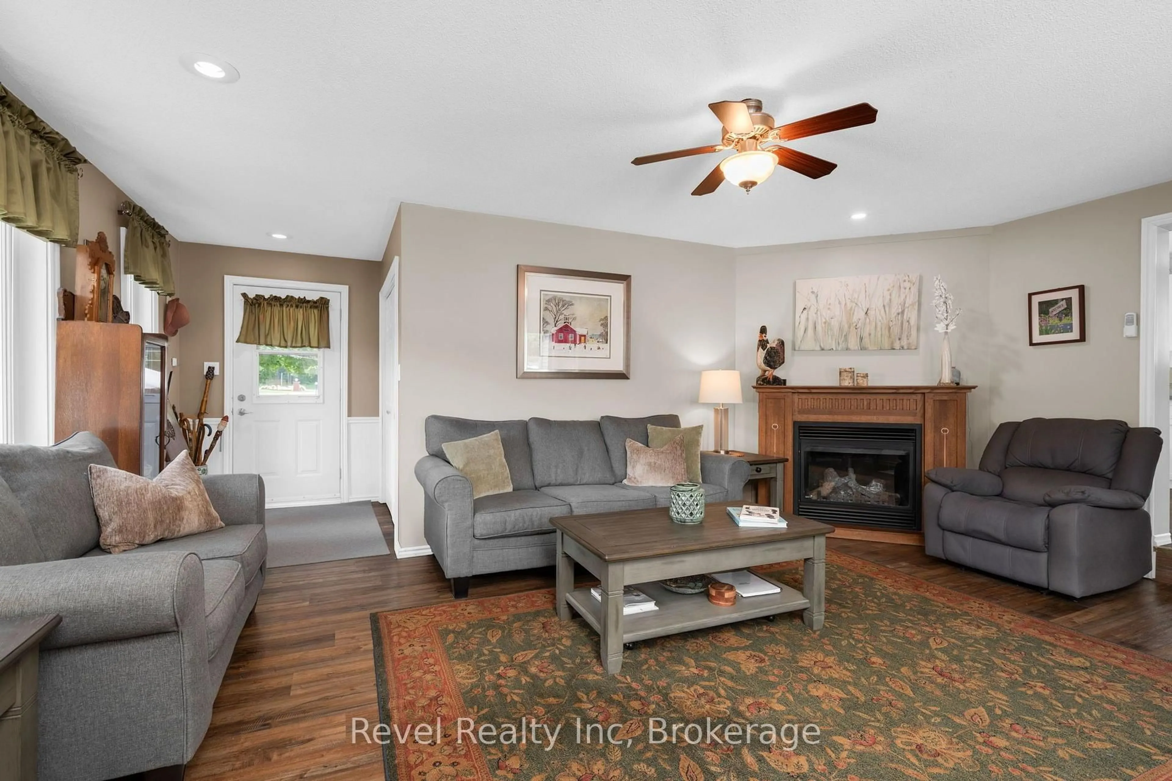 Living room with furniture, unknown for 5411 Elliott Sdrd #19, Tay Ontario L4R 4K3