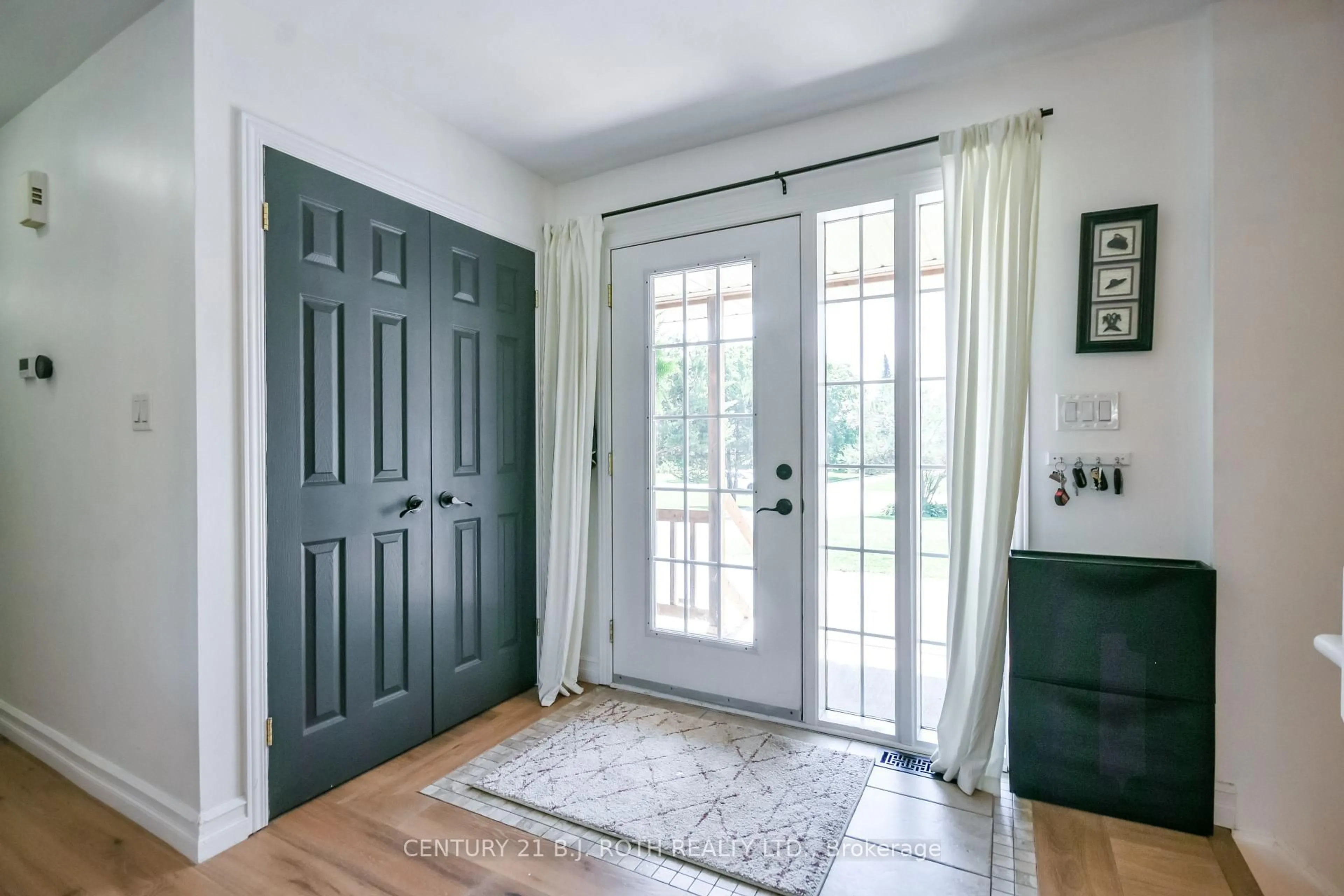 Indoor entryway for 141 Bayshore Dr, Ramara Ontario L0K 1B0