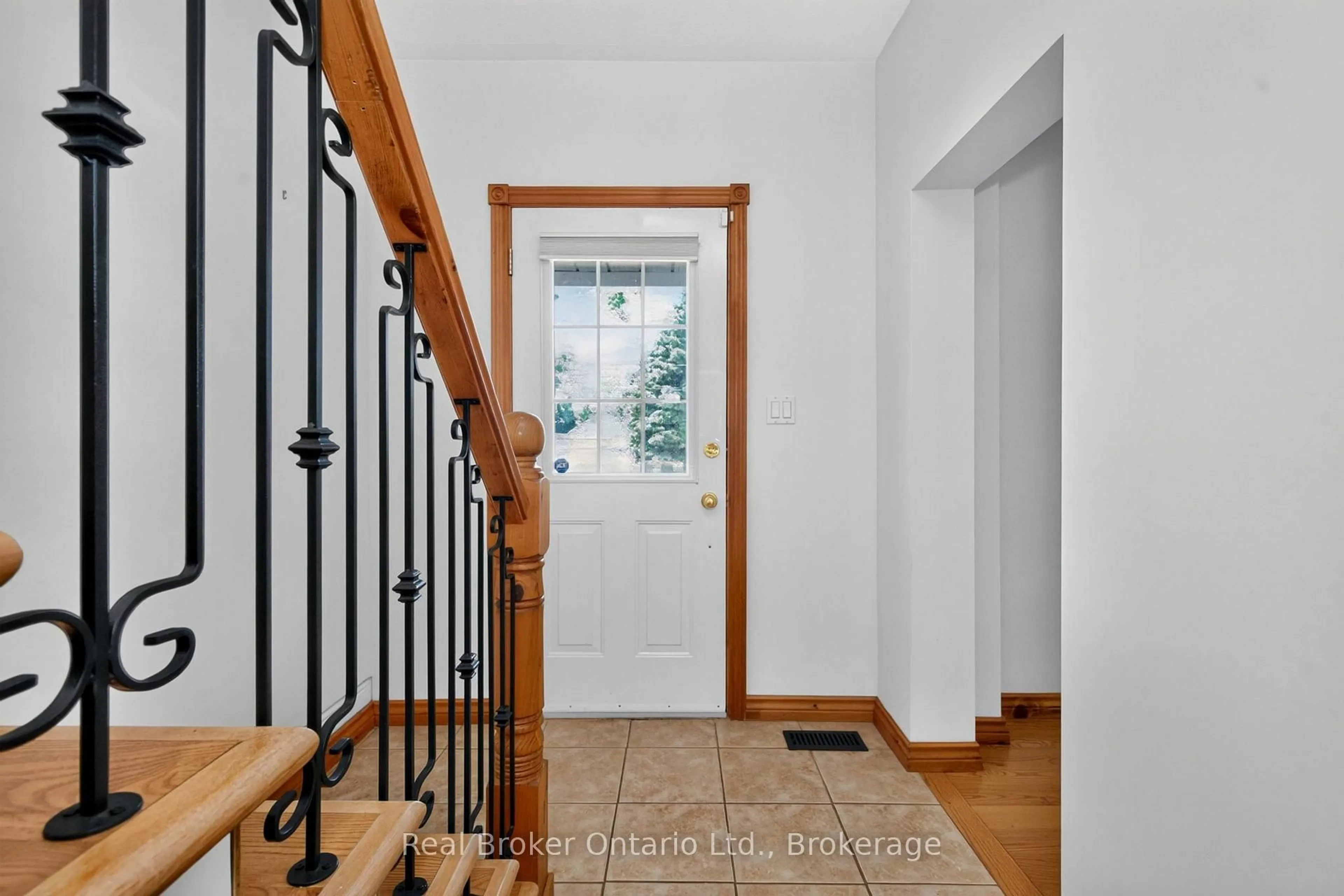 Indoor entryway for 17 Peel St, Penetanguishene Ontario L9M 1A5