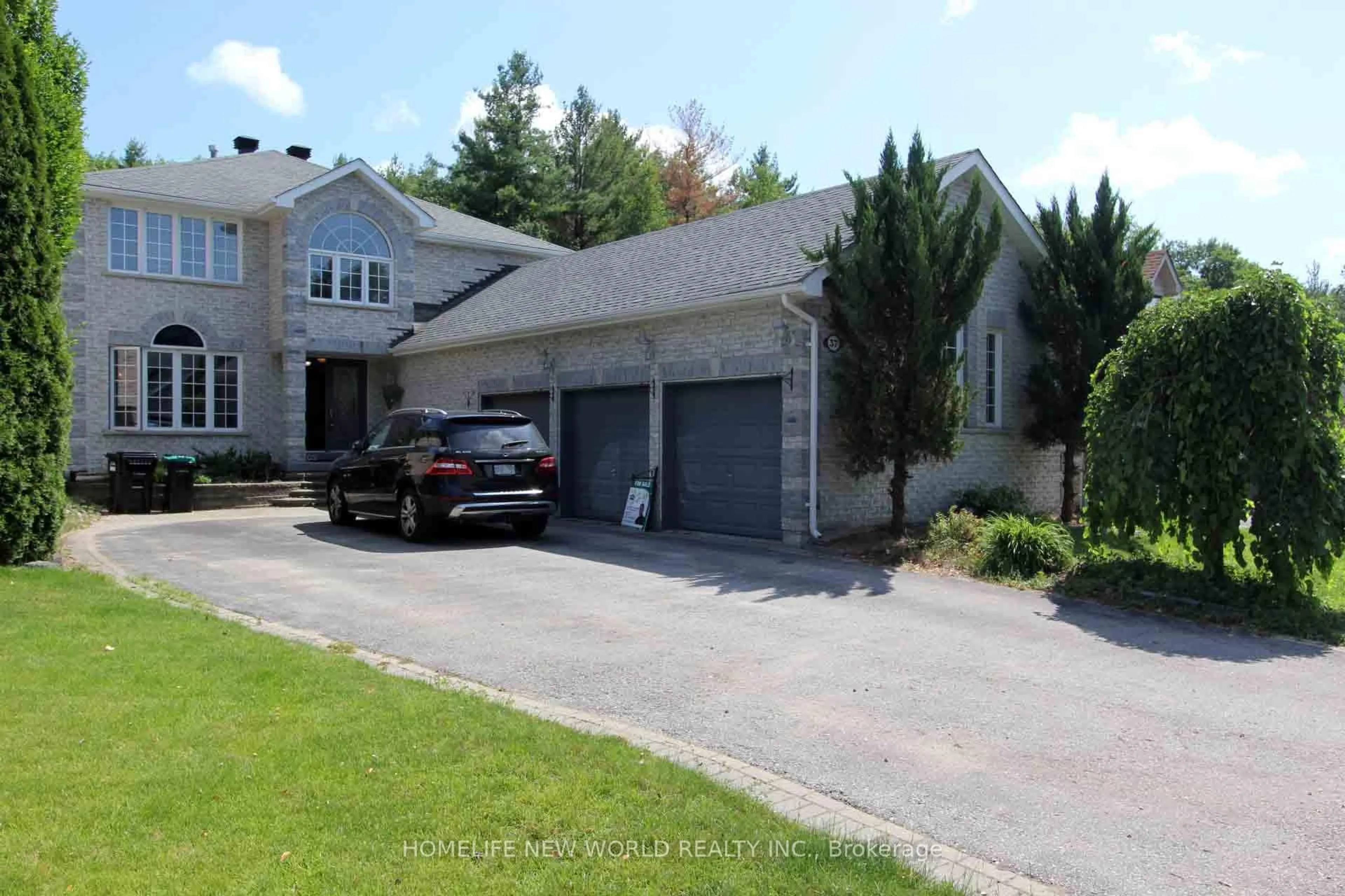 A pic from outside/outdoor area/front of a property/back of a property/a pic from drone, street for 37 Grants Way, Barrie Ontario L4N 0J4