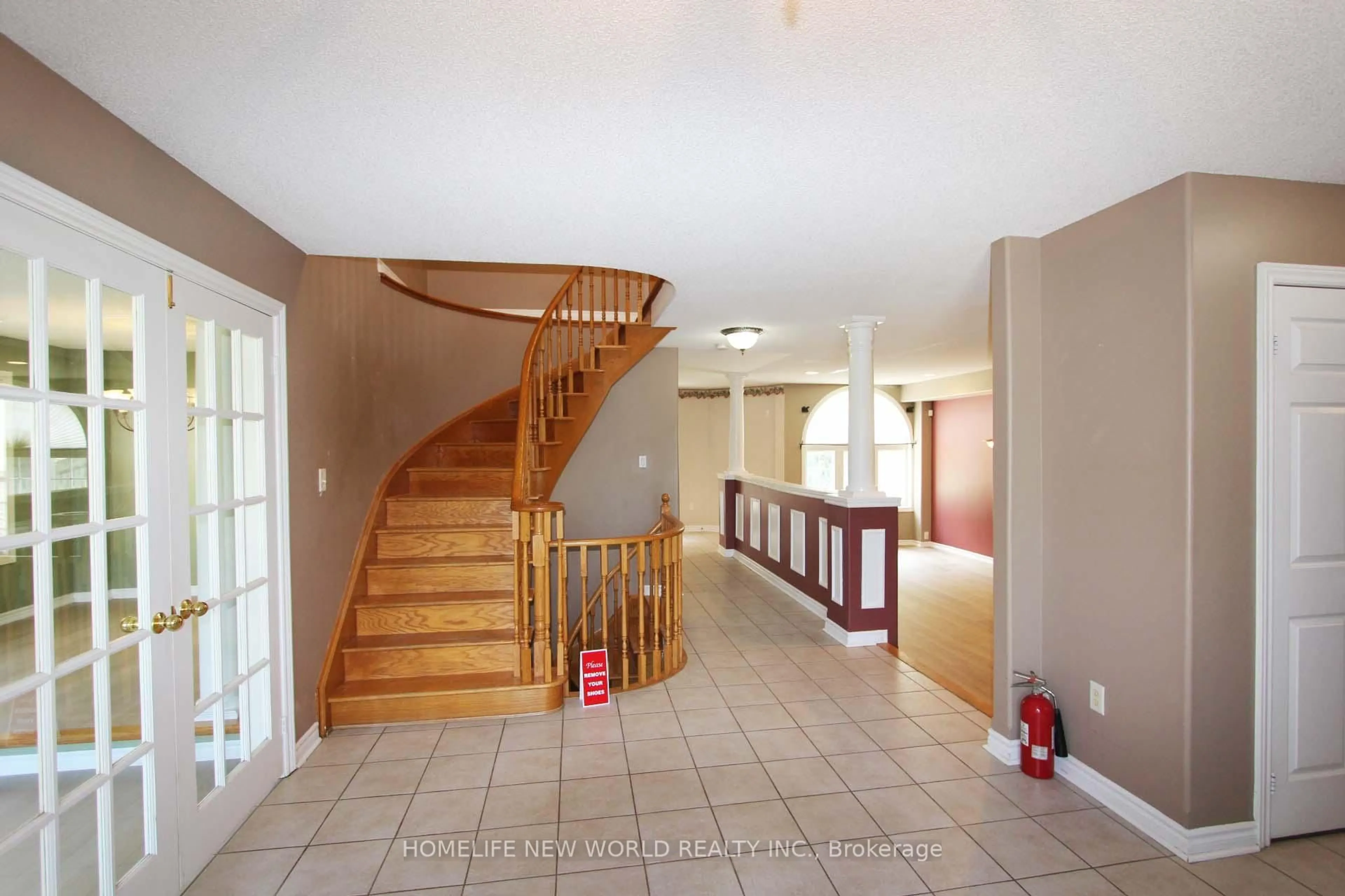 Indoor foyer for 37 Grants Way, Barrie Ontario L4N 0J4