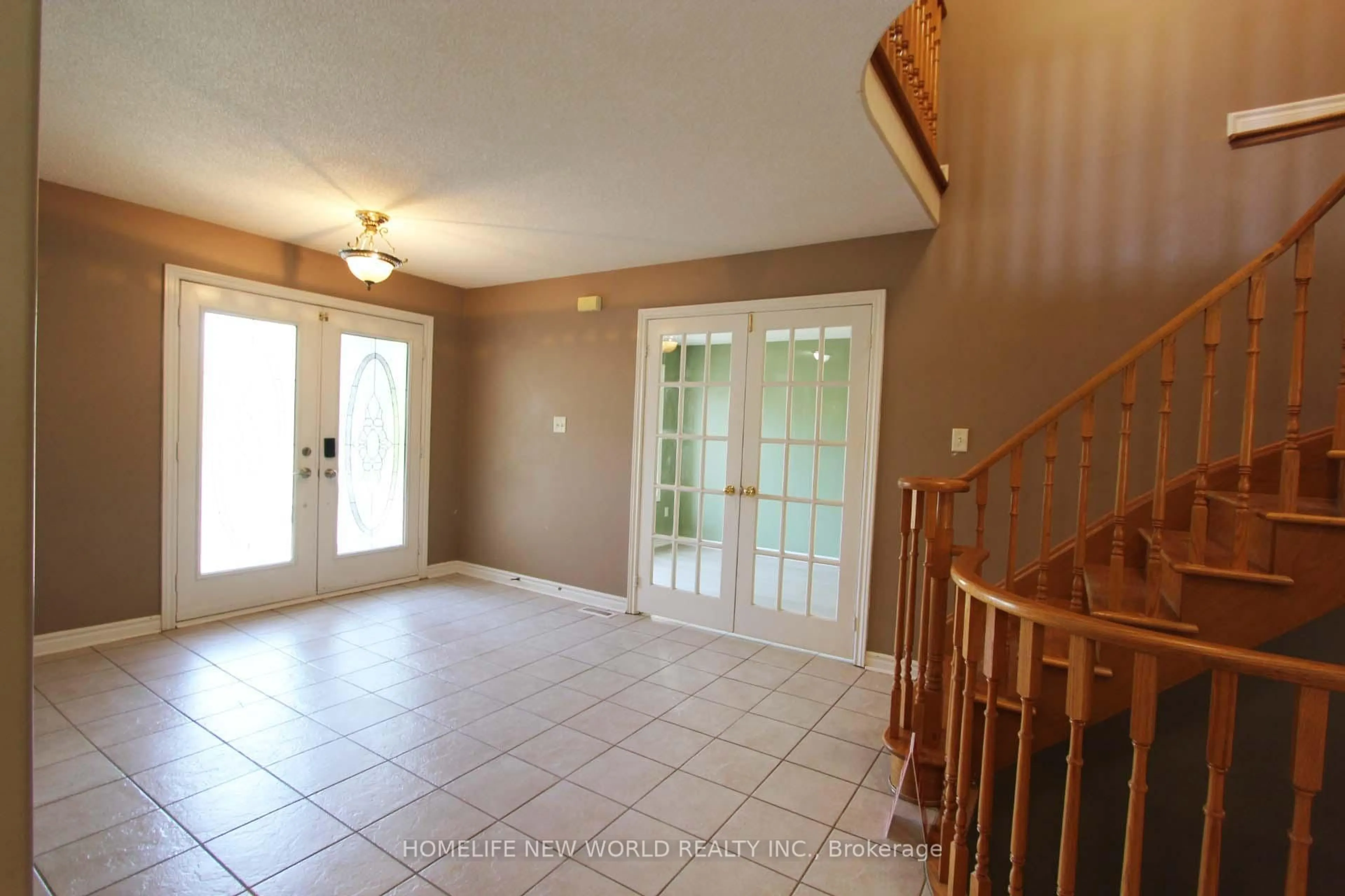 Indoor entryway for 37 Grants Way, Barrie Ontario L4N 0J4