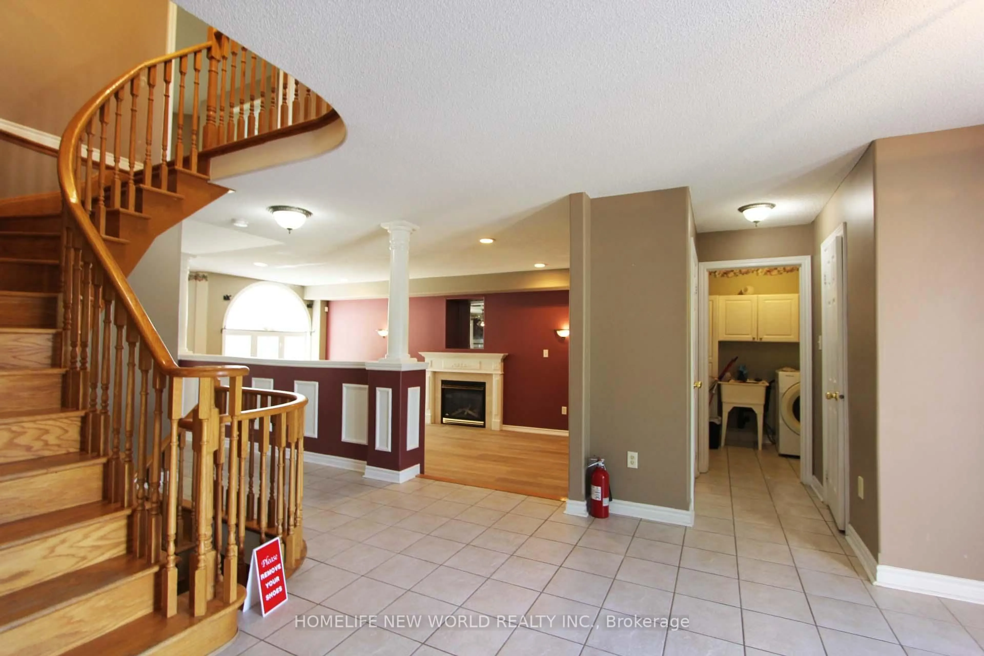 Indoor foyer for 37 Grants Way, Barrie Ontario L4N 0J4