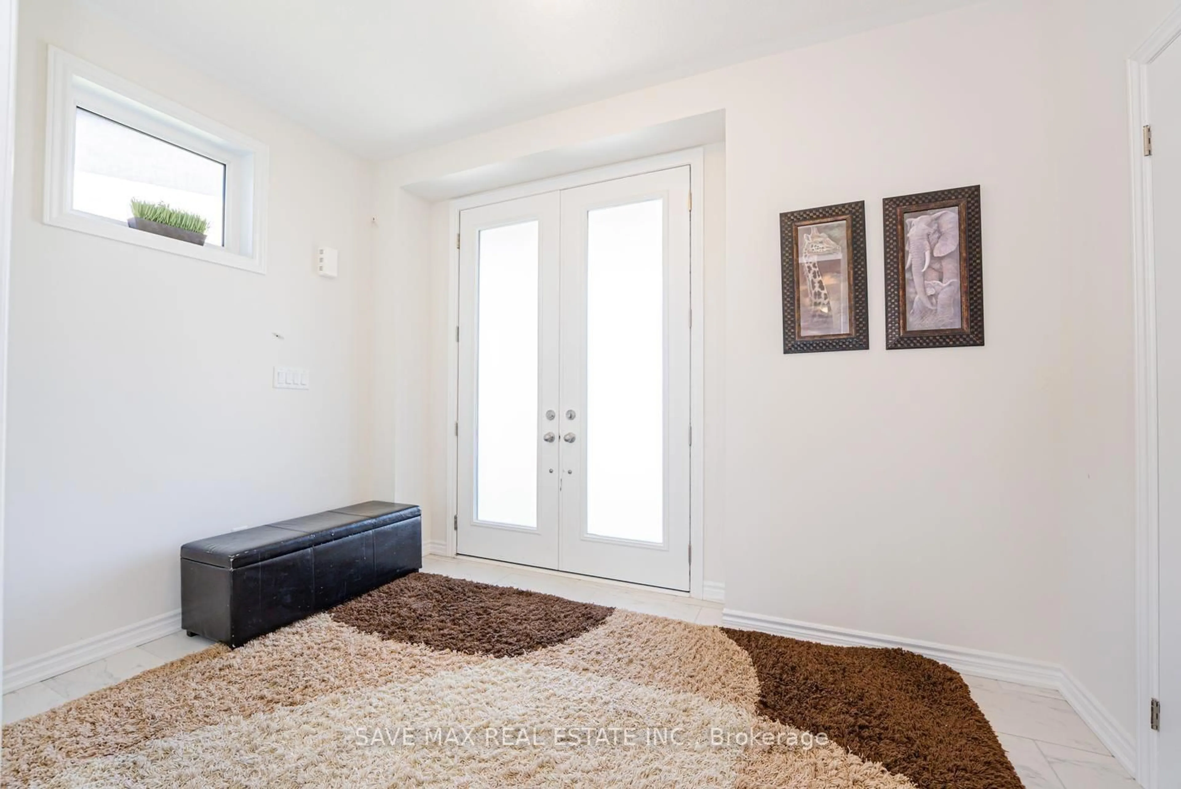 Indoor entryway for 13 Del Ray Cres, Wasaga Beach Ontario L9Z 0N7