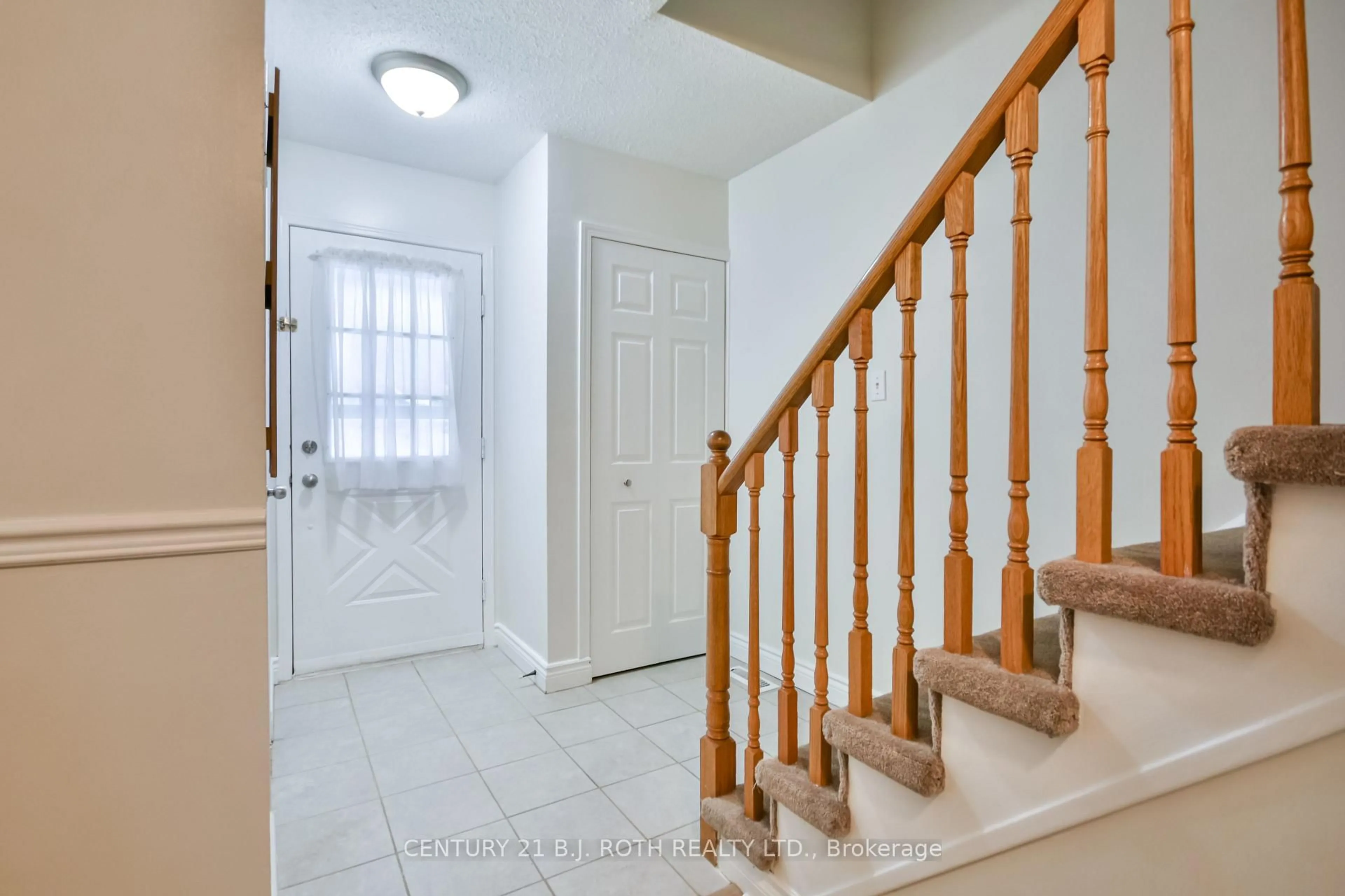 Indoor entryway for 165 Kozlov St #43, Barrie Ontario L4N 7M7