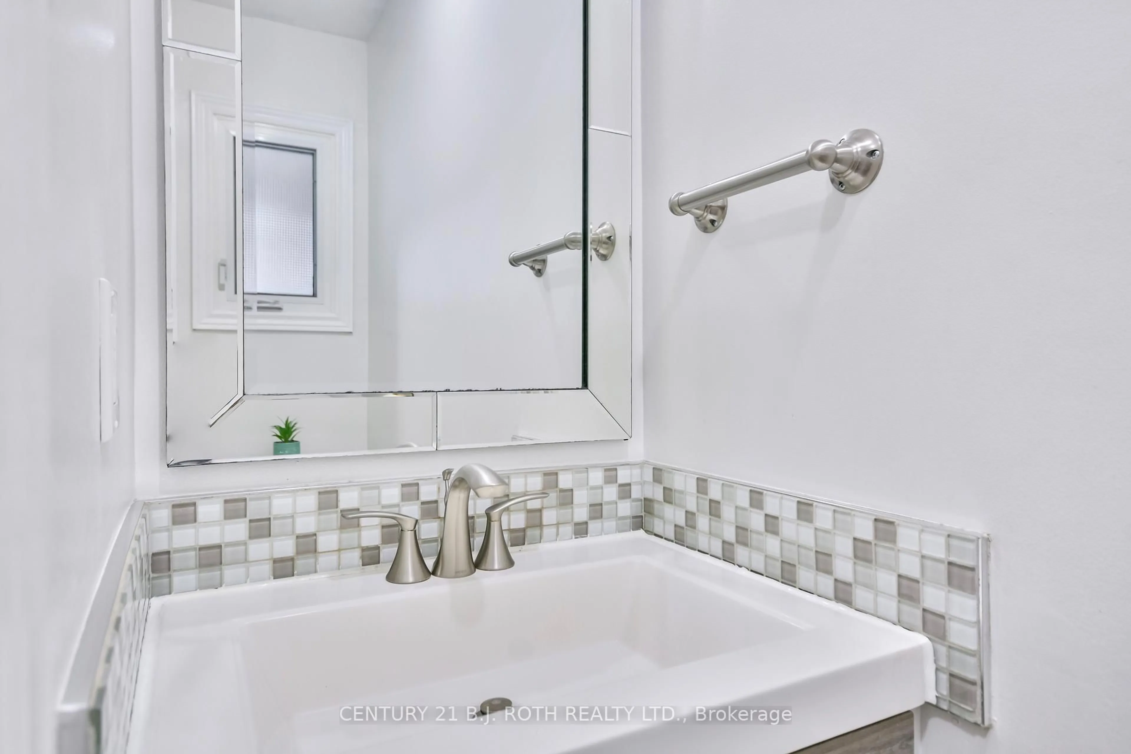 Standard bathroom, ceramic/tile floor for 165 Kozlov St #43, Barrie Ontario L4N 7M7