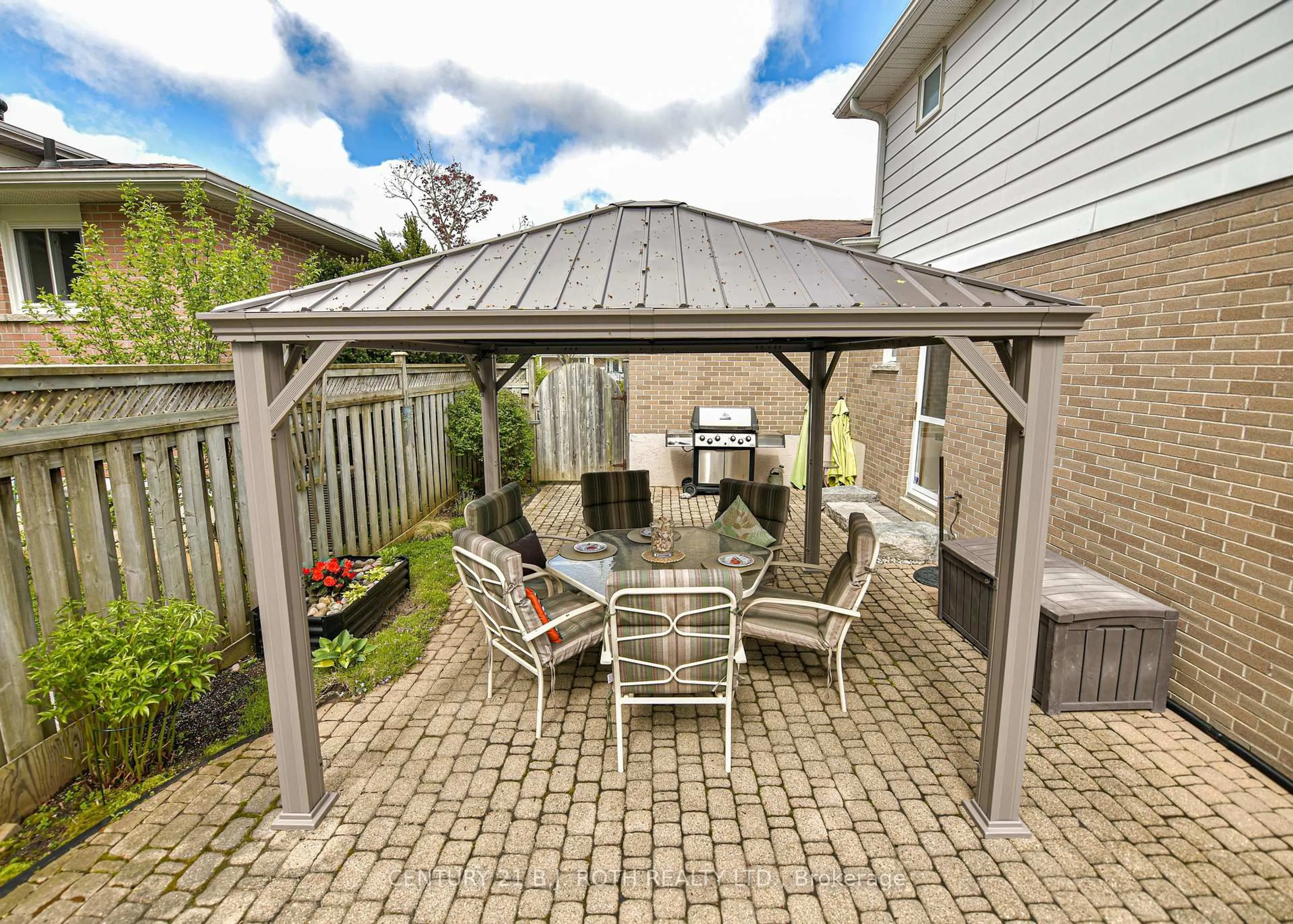 Patio, street for 15 Glenecho Dr, Barrie Ontario L4M 4J2