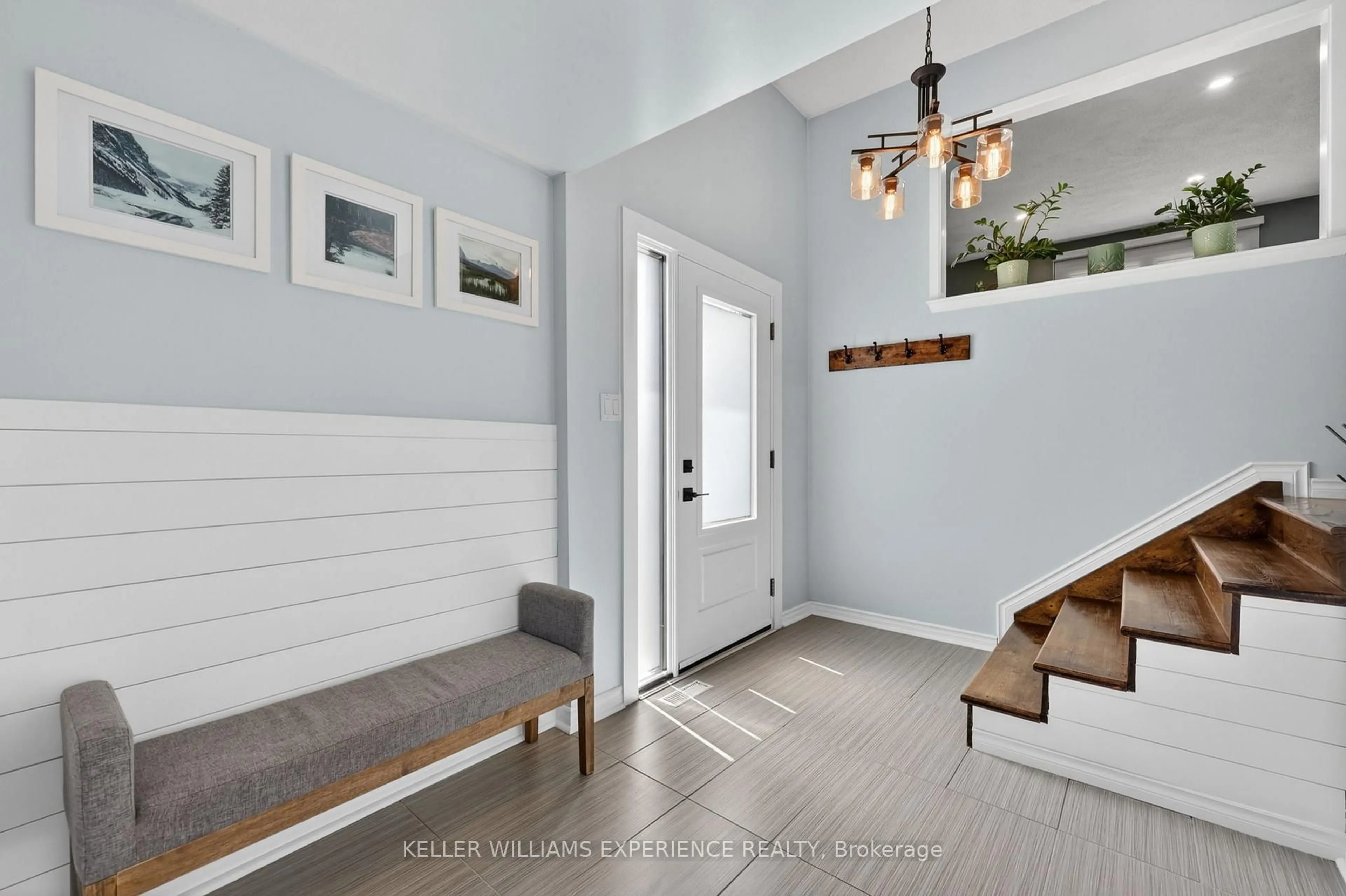 Indoor entryway for 5 Atwood Crt, Barrie Ontario L4N 4V3